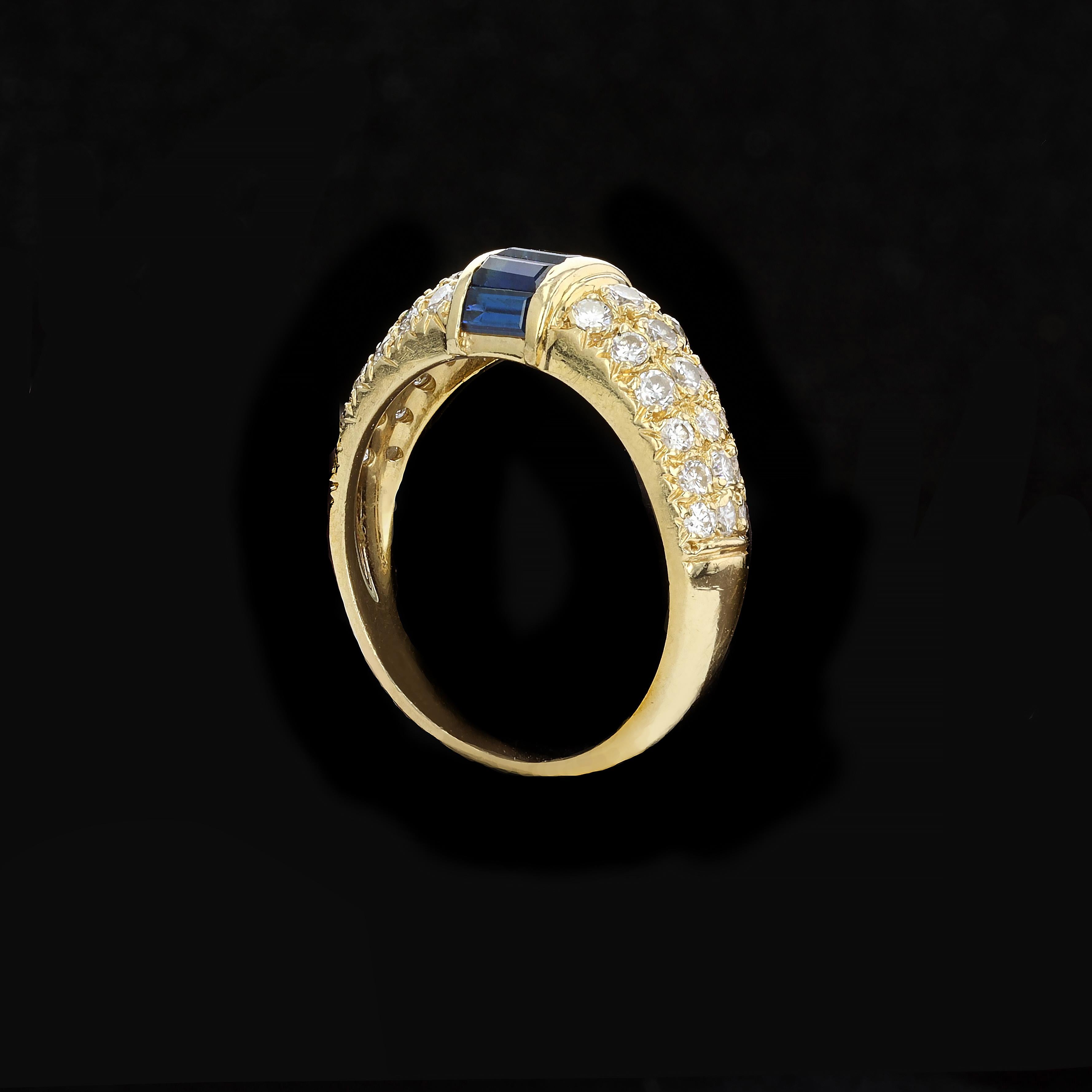 Dreireihiger Diamantring mit kühnem Spritzer von Saphiren im Zustand „Gut“ im Angebot in NEW ORLEANS, LA