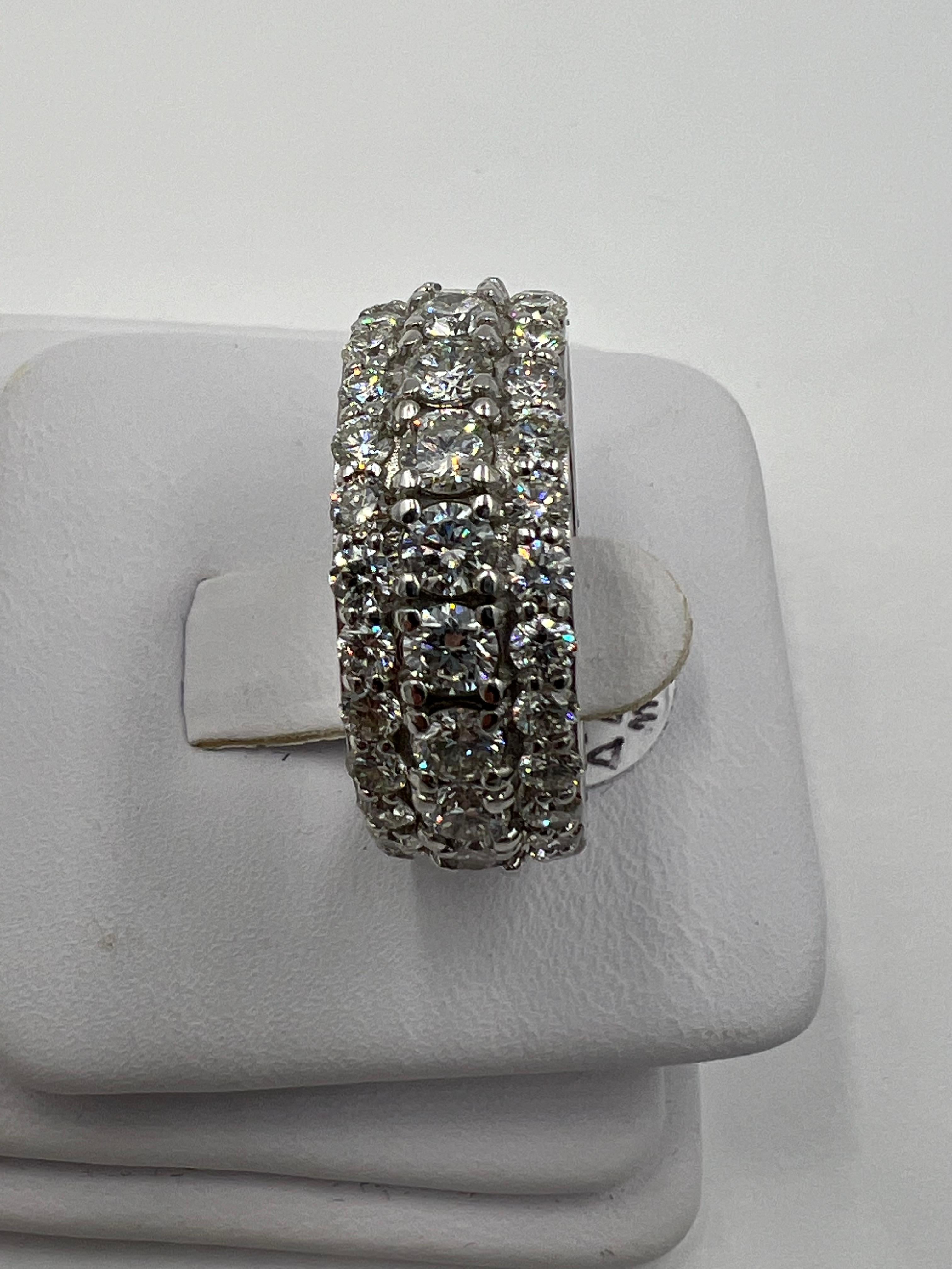 Contemporain Bague d'éternité à trois rangées de diamants en or blanc taille 9,25 en vente