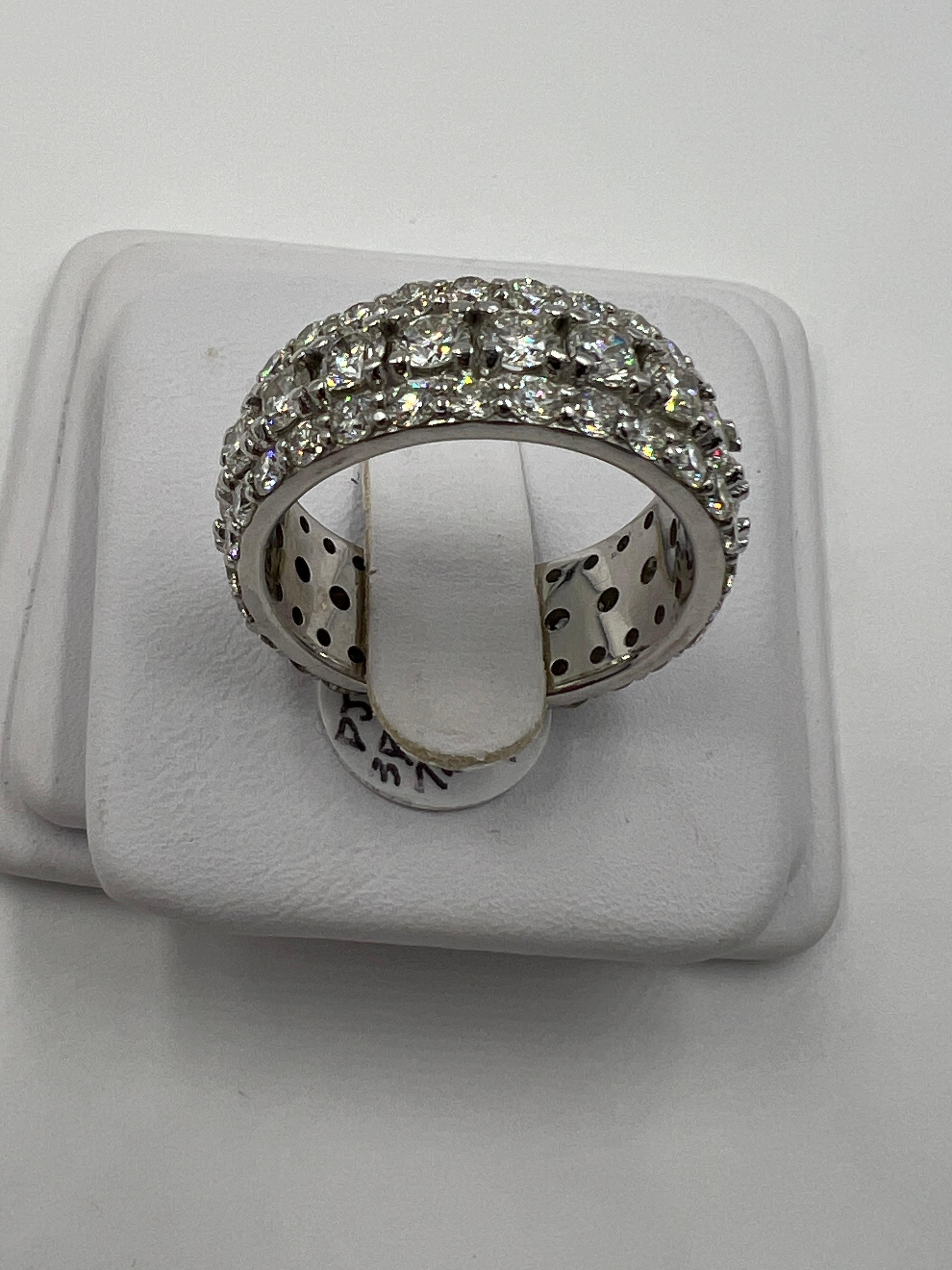 Taille ronde Bague d'éternité à trois rangées de diamants en or blanc taille 9,25 en vente