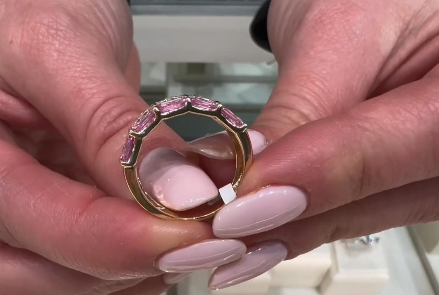 Dreireihiger Ring aus 14 Karat Gelbgold mit rosa Saphiren im Smaragdschliff und Diamanten im Angebot 1