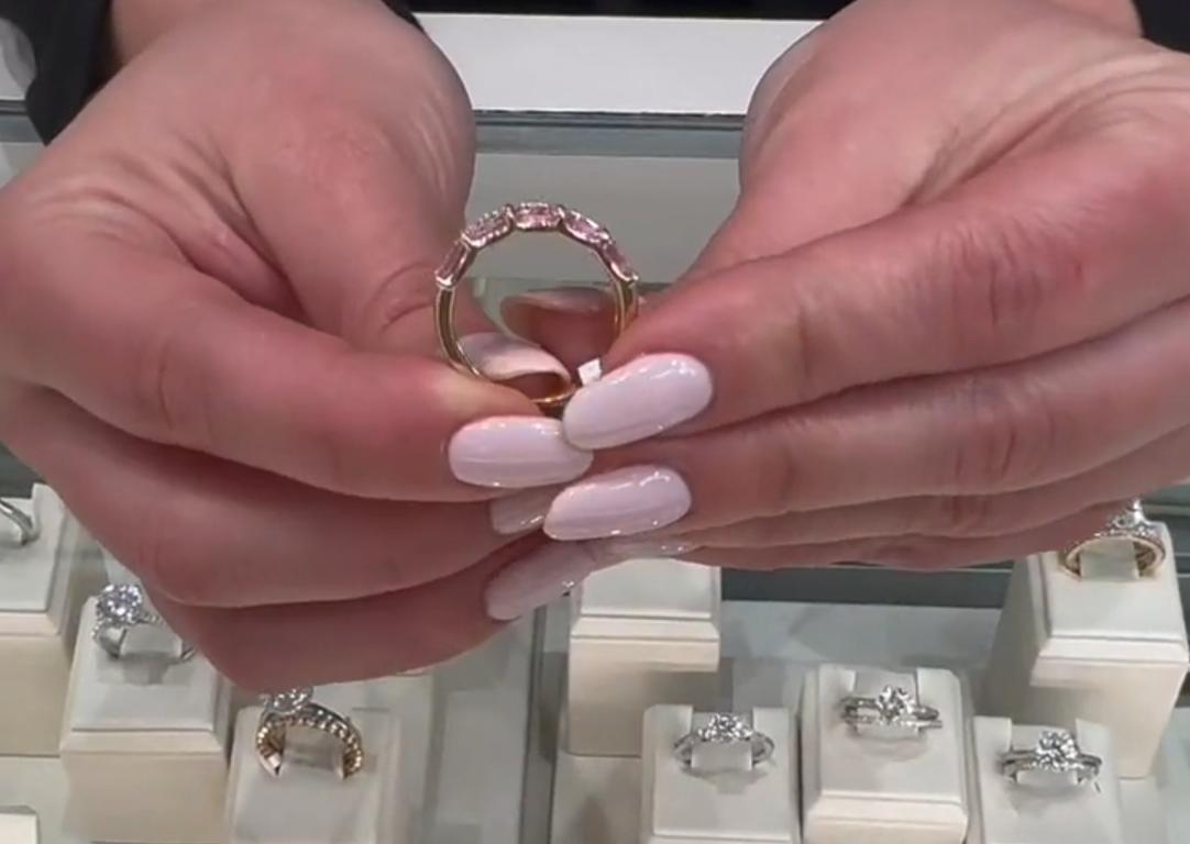 Dreireihiger Ring aus 14 Karat Gelbgold mit rosa Saphiren im Smaragdschliff und Diamanten im Angebot 2