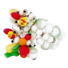 Bracelet manchette à trois rangées de perles « Salade de fruits » par Hobé, années 1950