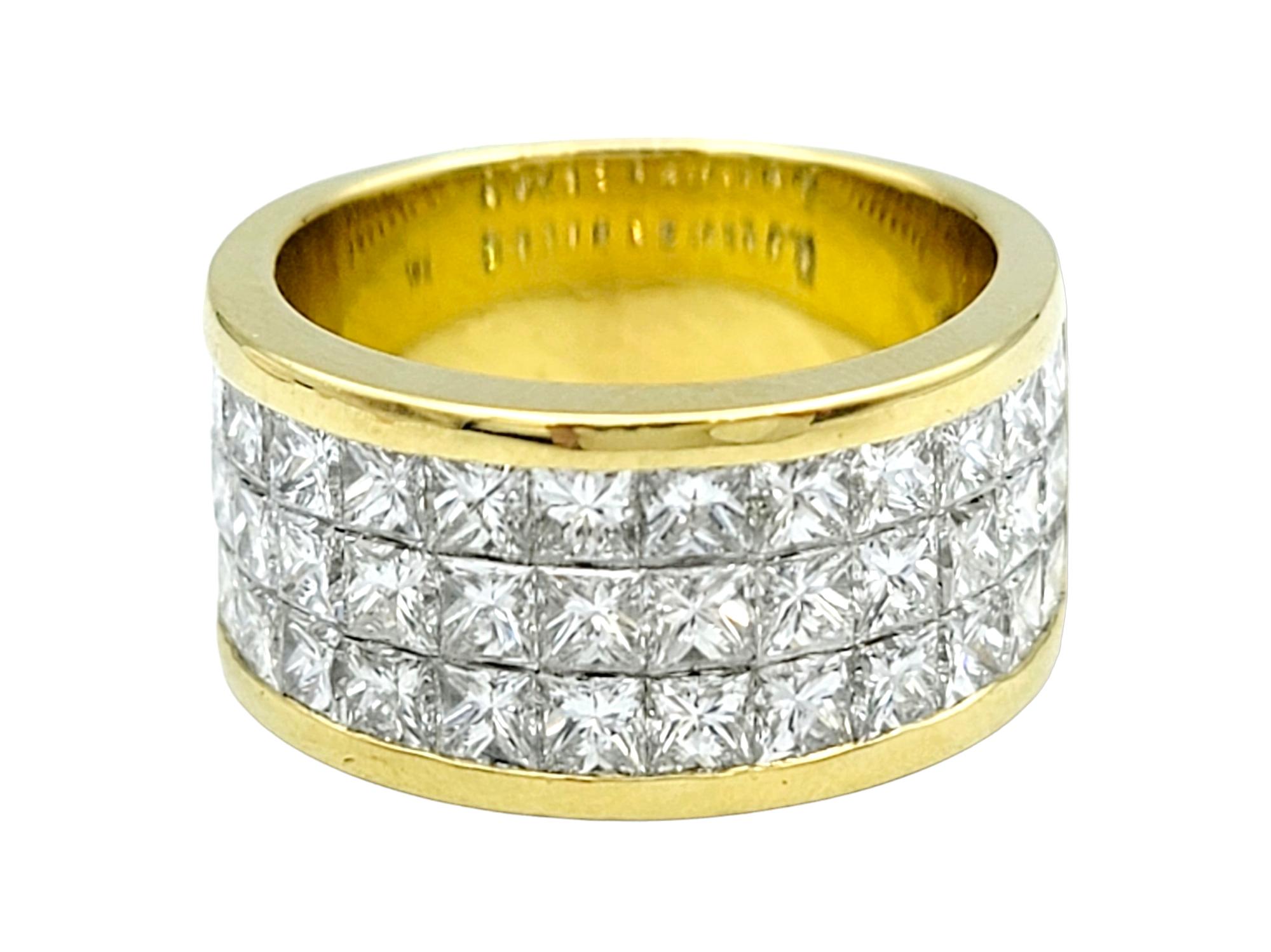 Dreireihiger unsichtbar gefasster Diamantring mit Prinzessinnenschliff aus 18 Karat Gold, E-F/VS (Carréschliff) im Angebot