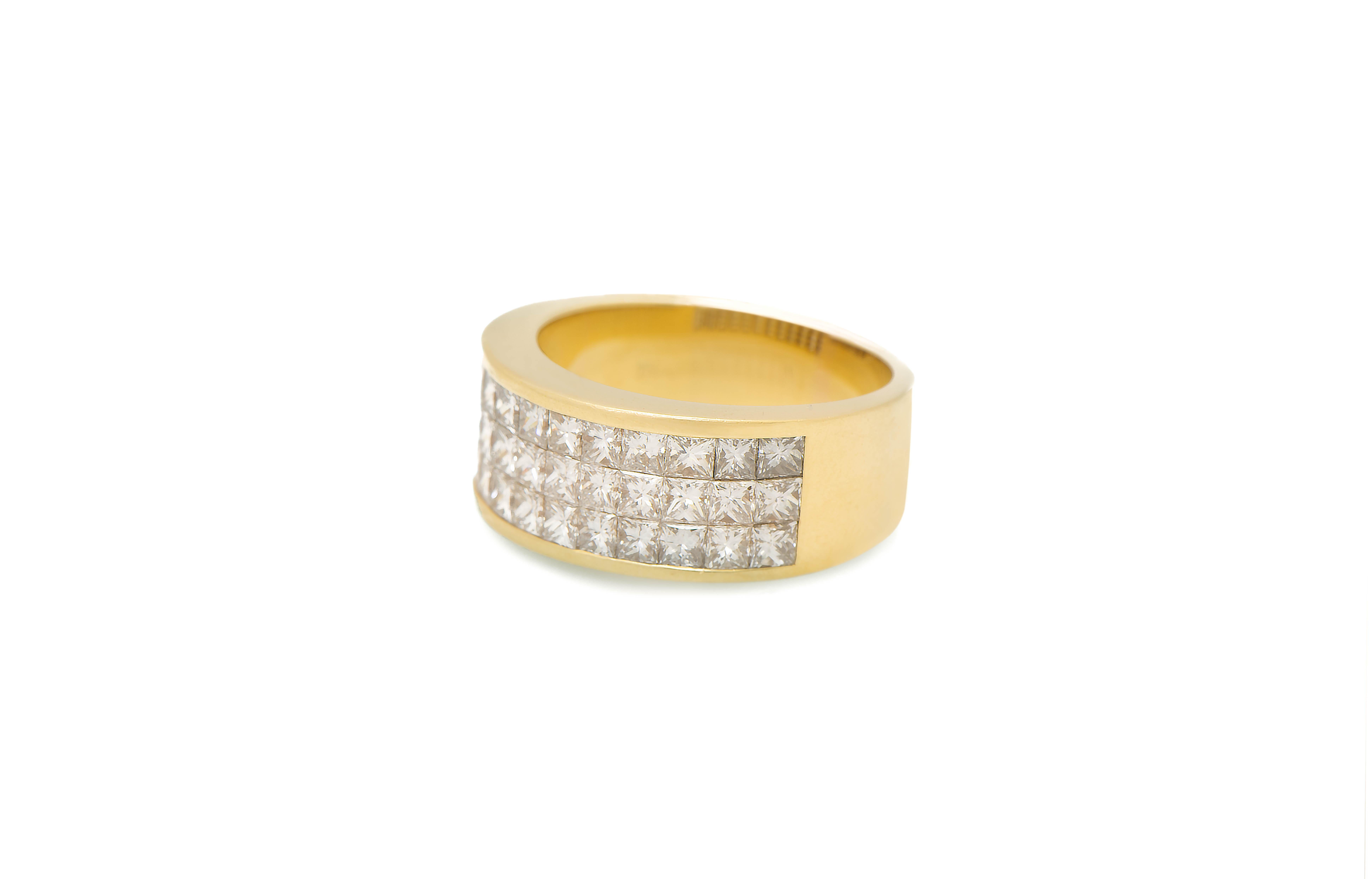 Three Row Men's Diamond Ring Band set in 18K Yellow Gold

Diamond Weight: Approx 2.00 Cts

Ring Size: 11
Resizable free of charge
