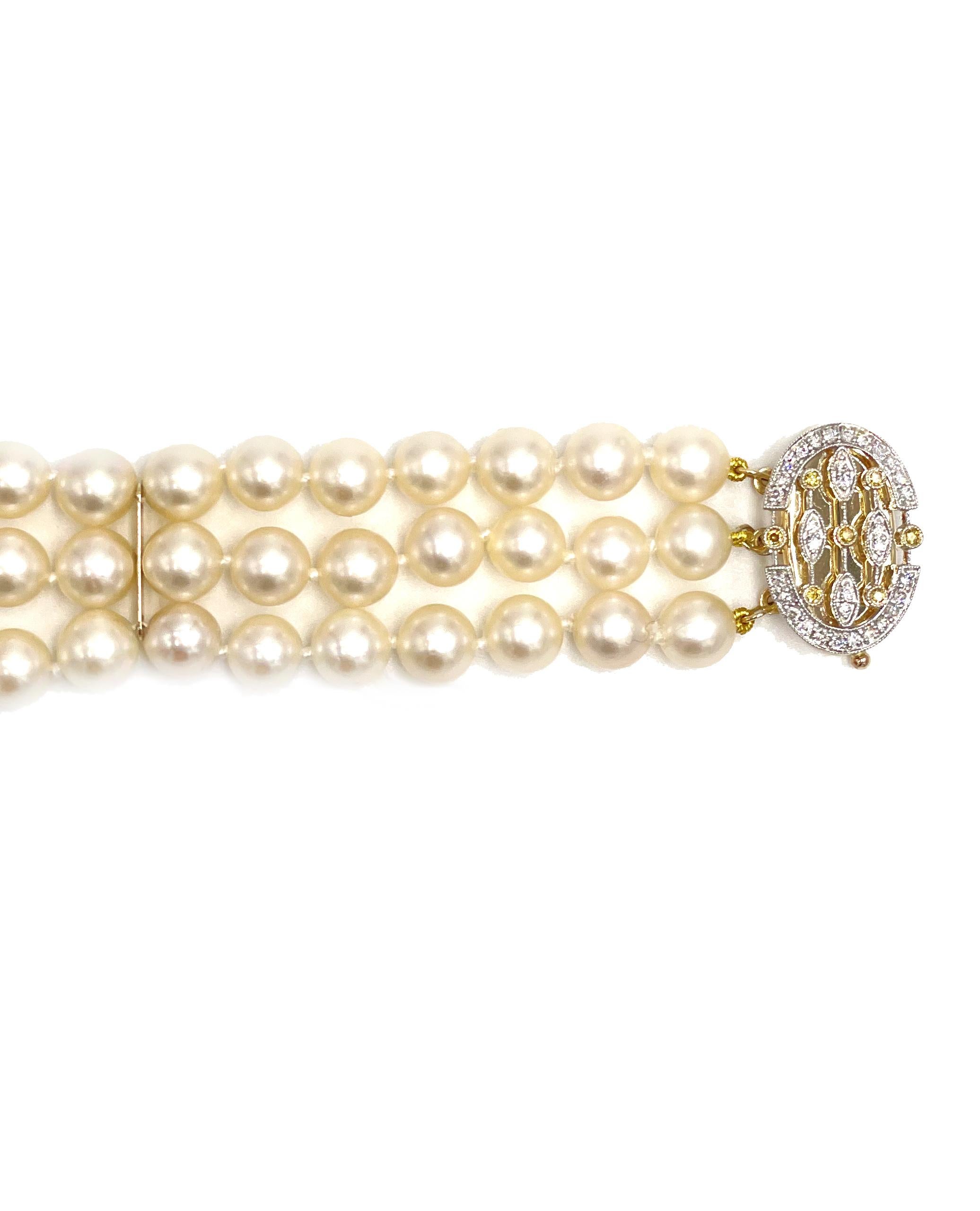 Taille ronde Bracelet de perles à trois rangs avec fermoir en diamants 14 carats et 18 carats en vente