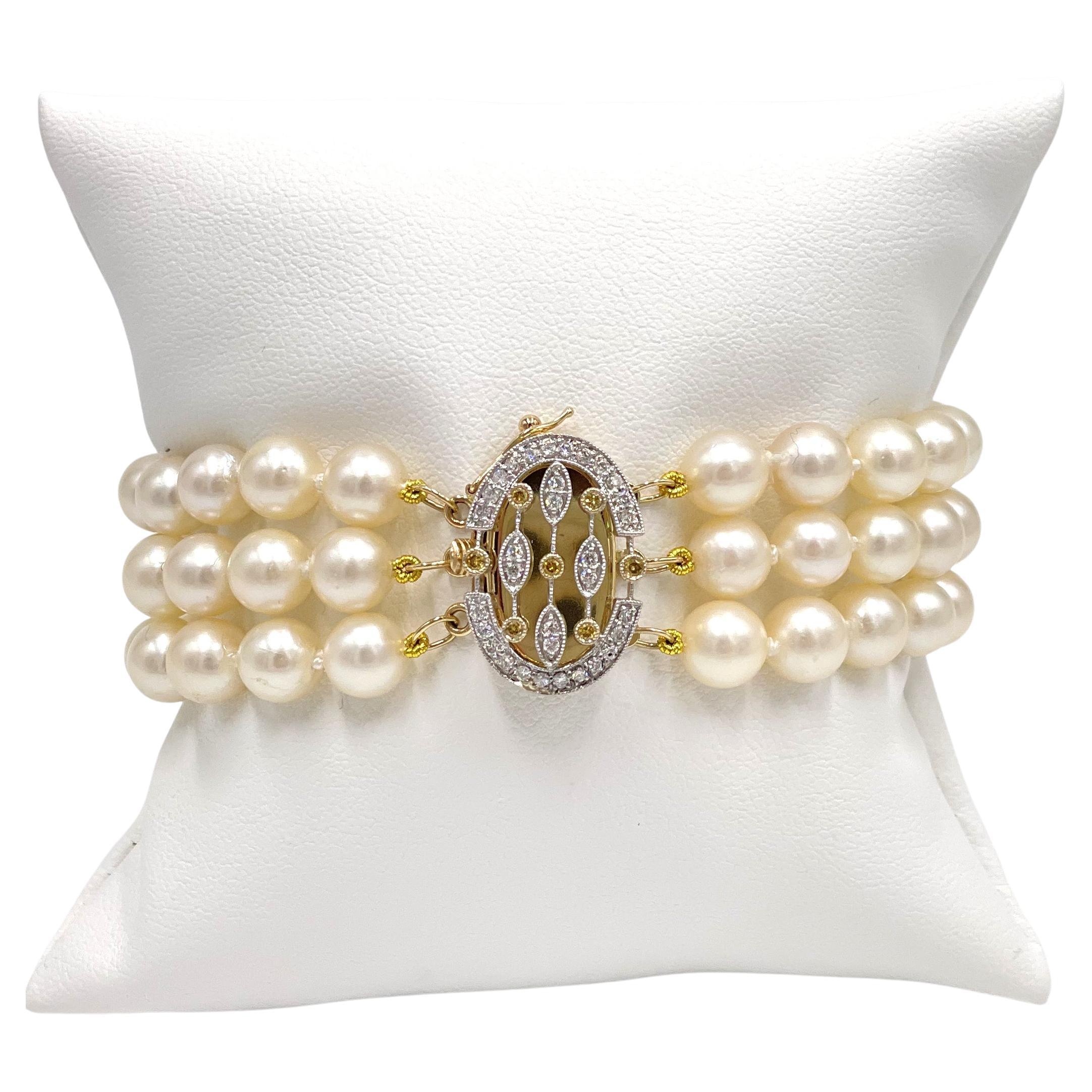 Bracelet de perles à trois rangs avec fermoir en diamants 14 carats et 18 carats en vente