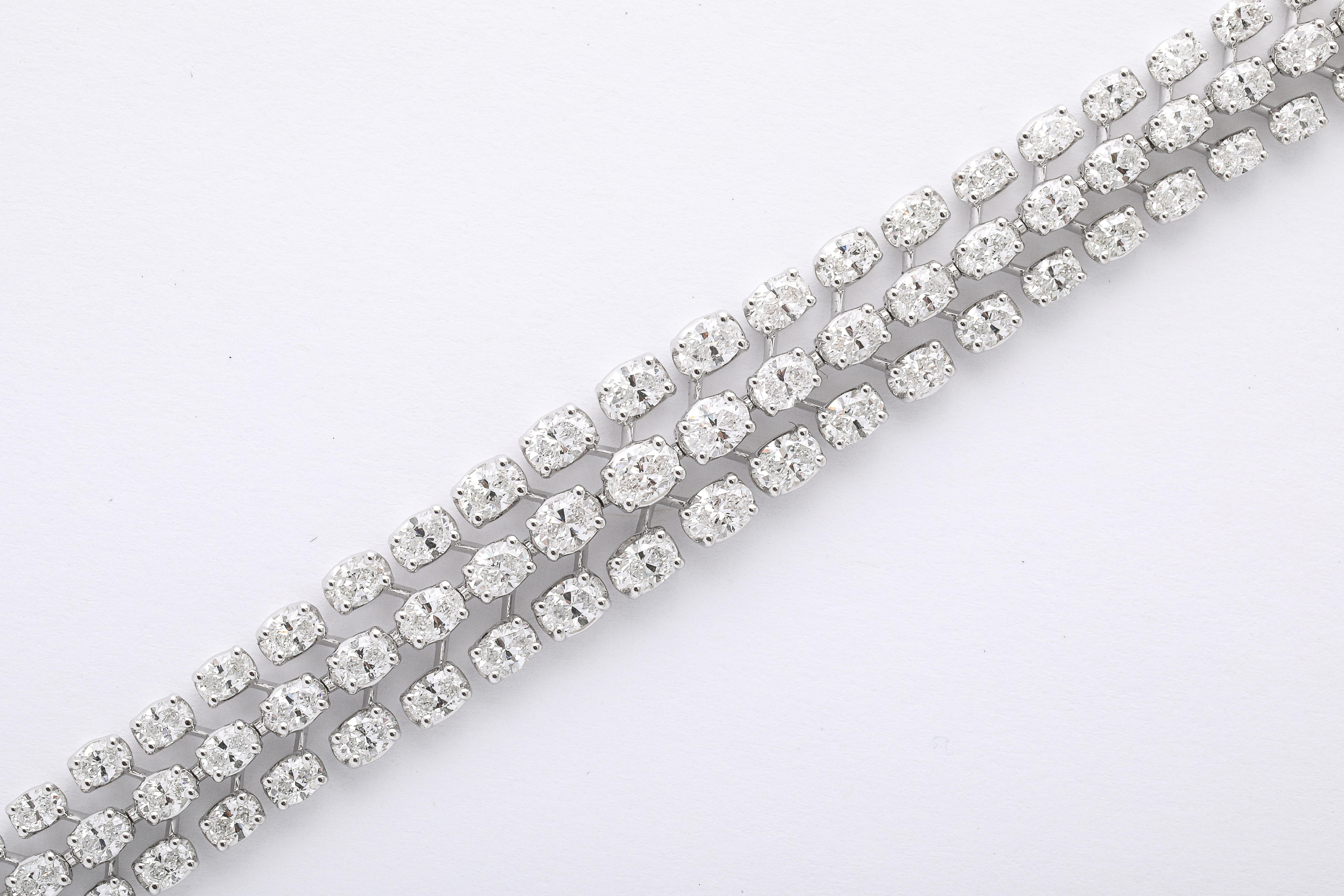 Taille ovale Bracelet à trois rangs de diamants ovales en vente