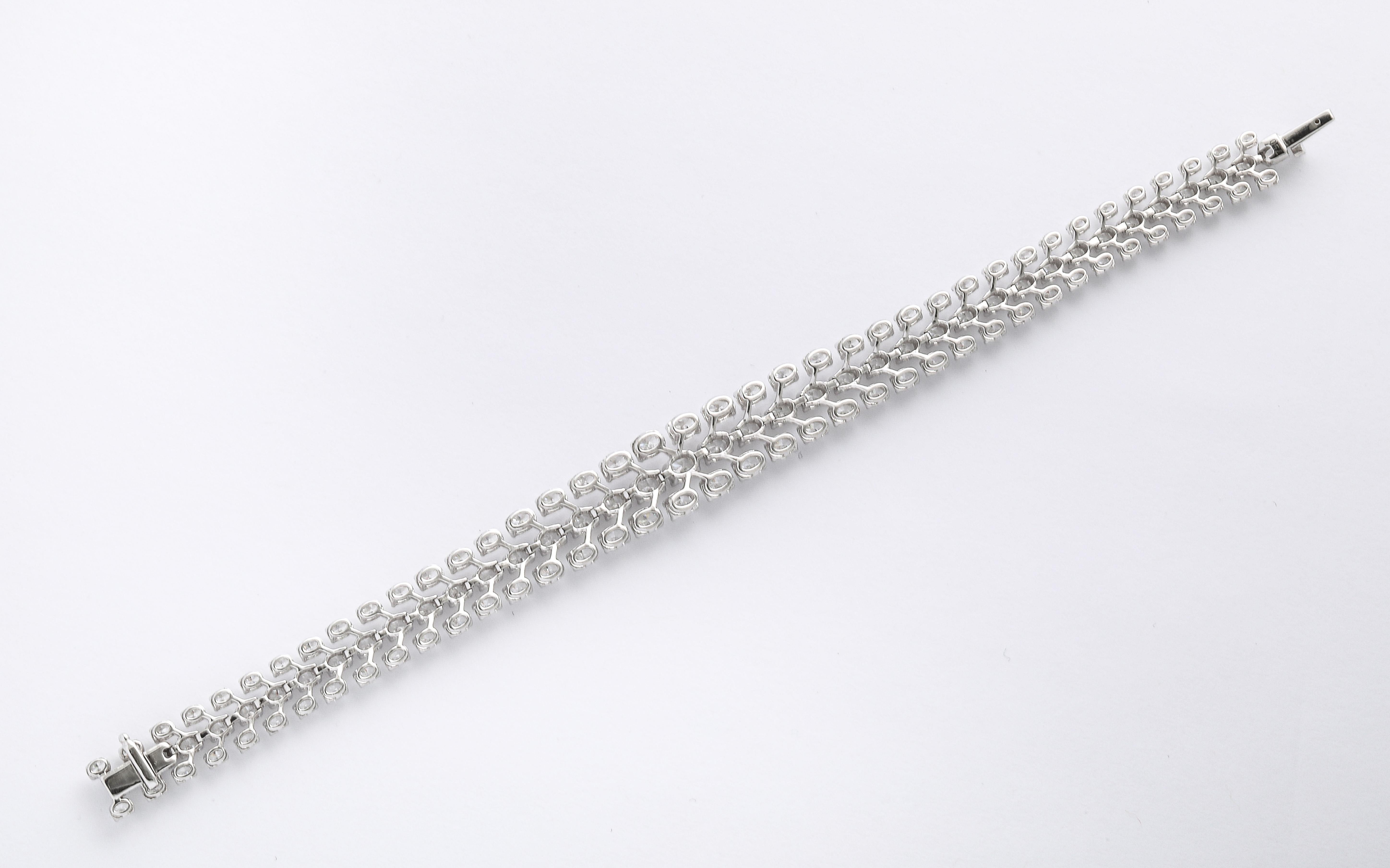 Bracelet à trois rangs de diamants ovales Neuf - En vente à New York, NY