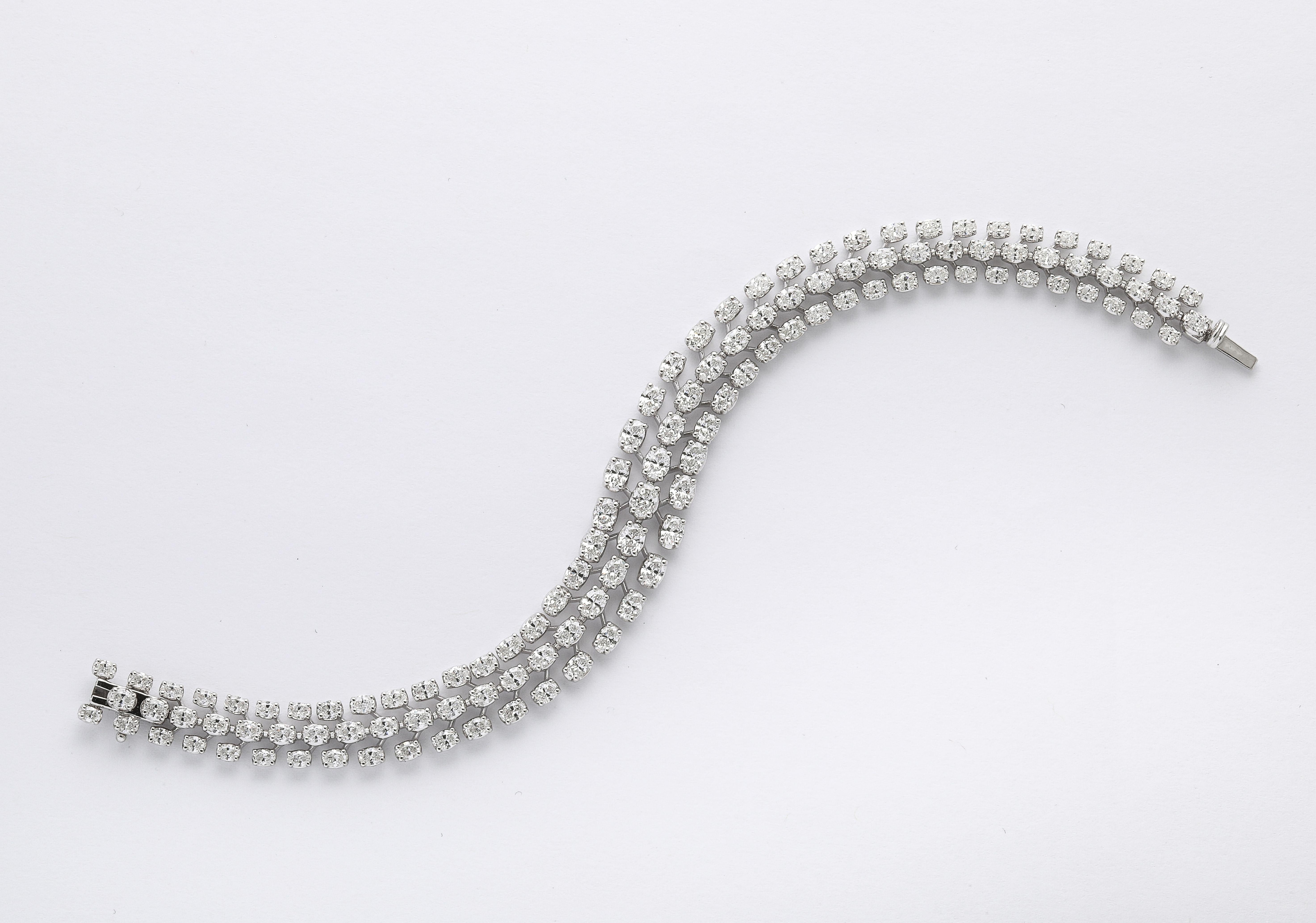 Bracelet à trois rangs de diamants ovales Unisexe en vente