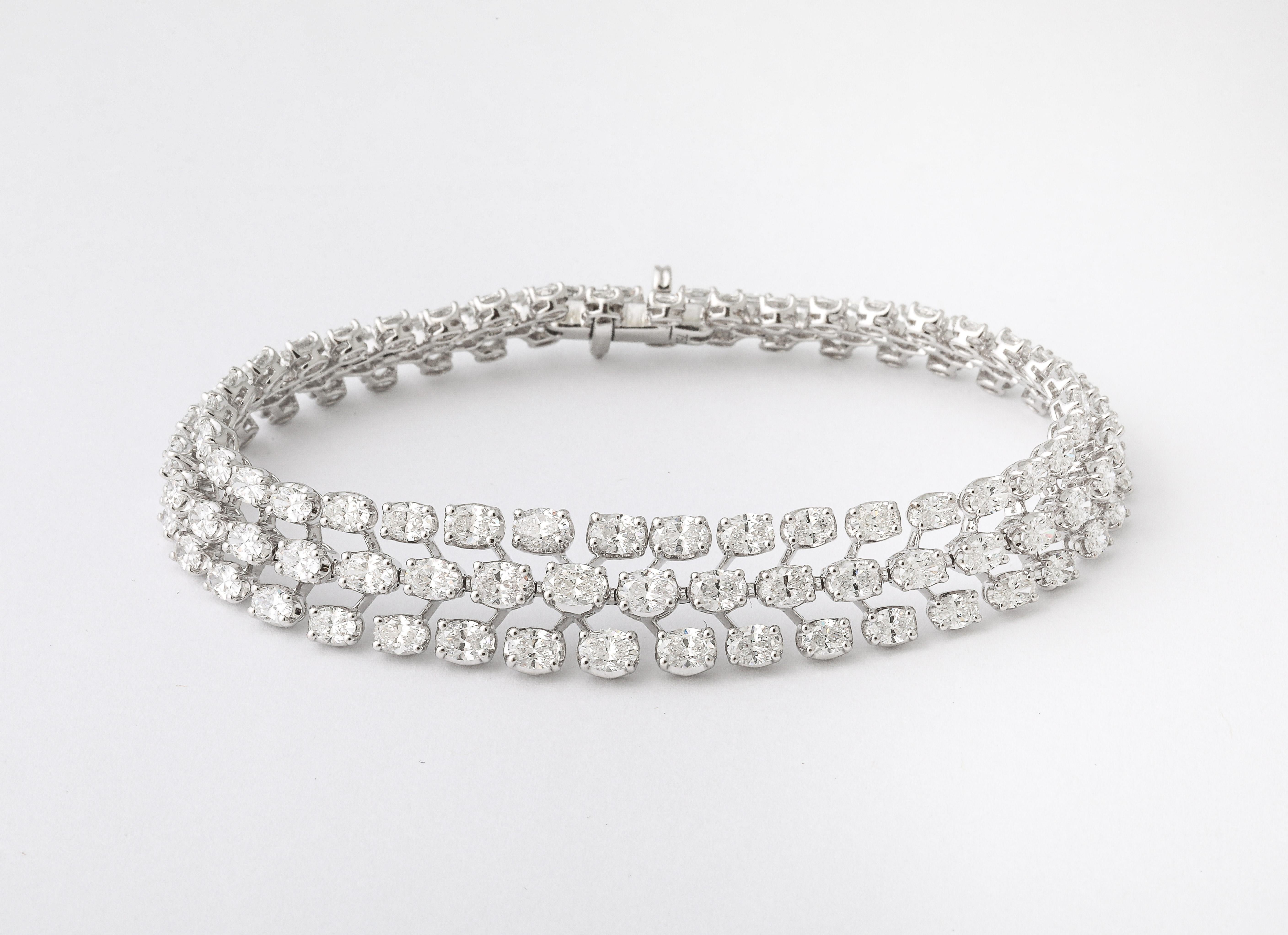 Bracelet à trois rangs de diamants ovales en vente 1