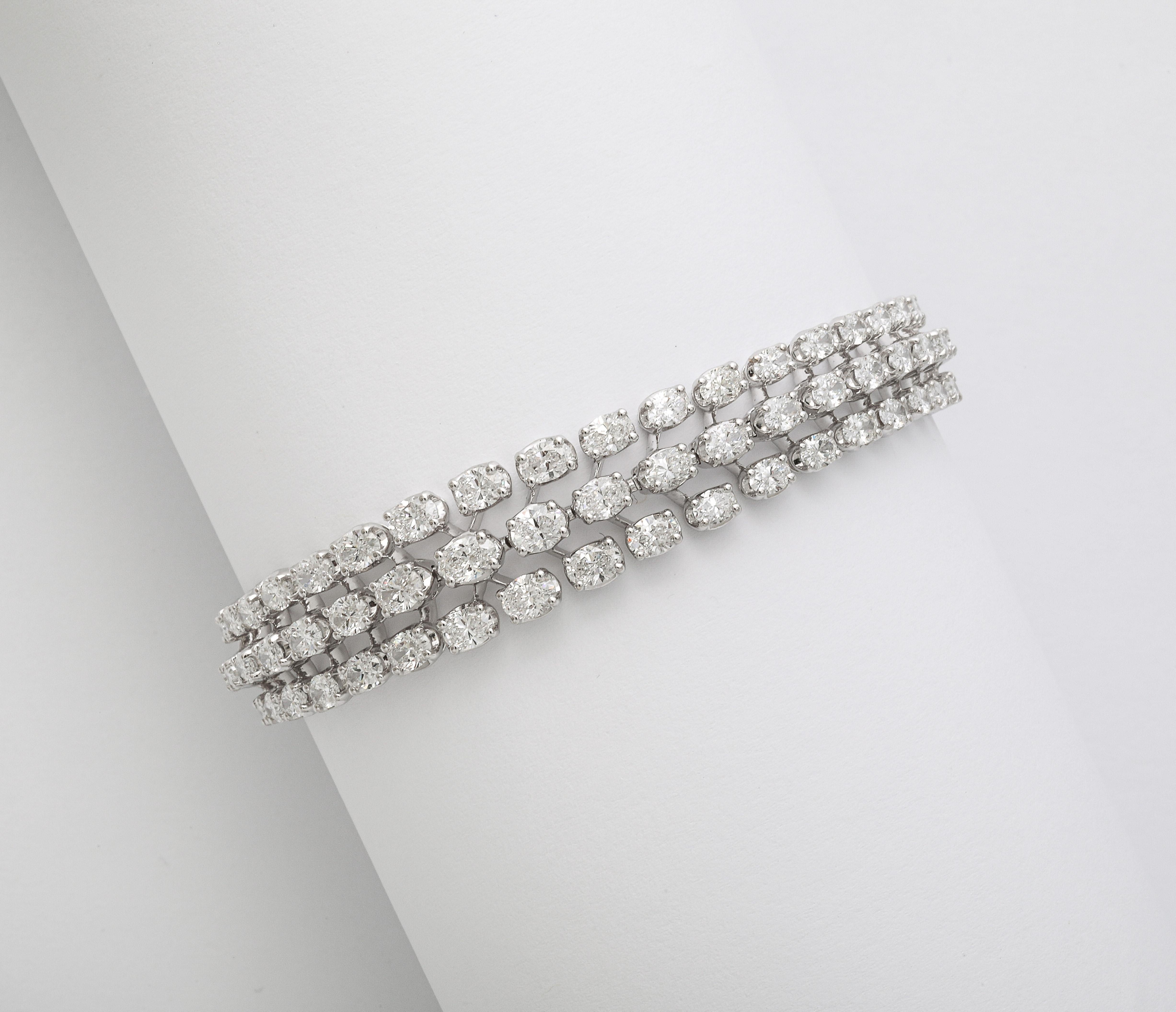 Bracelet à trois rangs de diamants ovales en vente 2