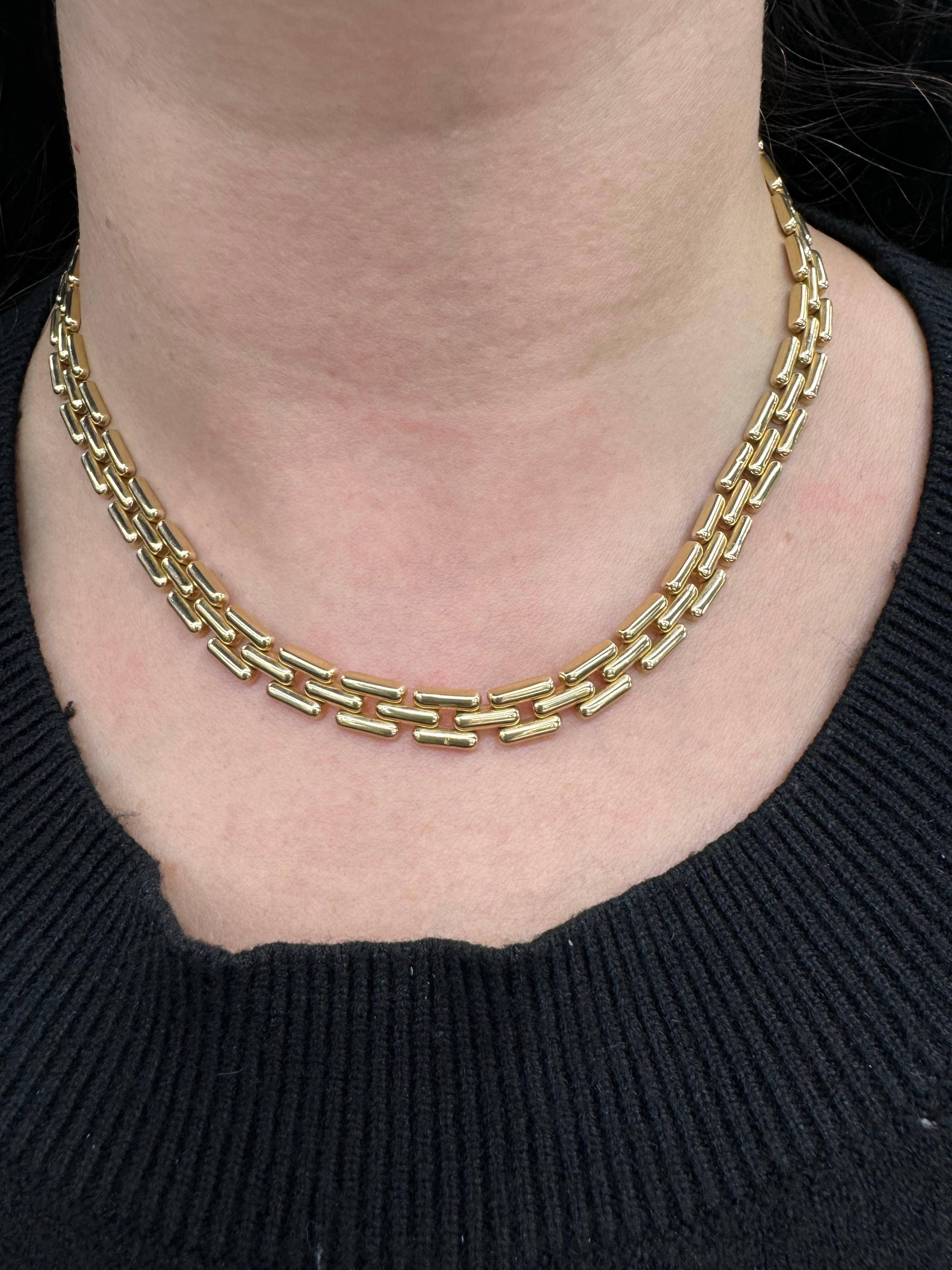 Collier à maillons en or jaune 14 carats présentant un maillon à motif de panthère pesant 35,8 grammes, 16