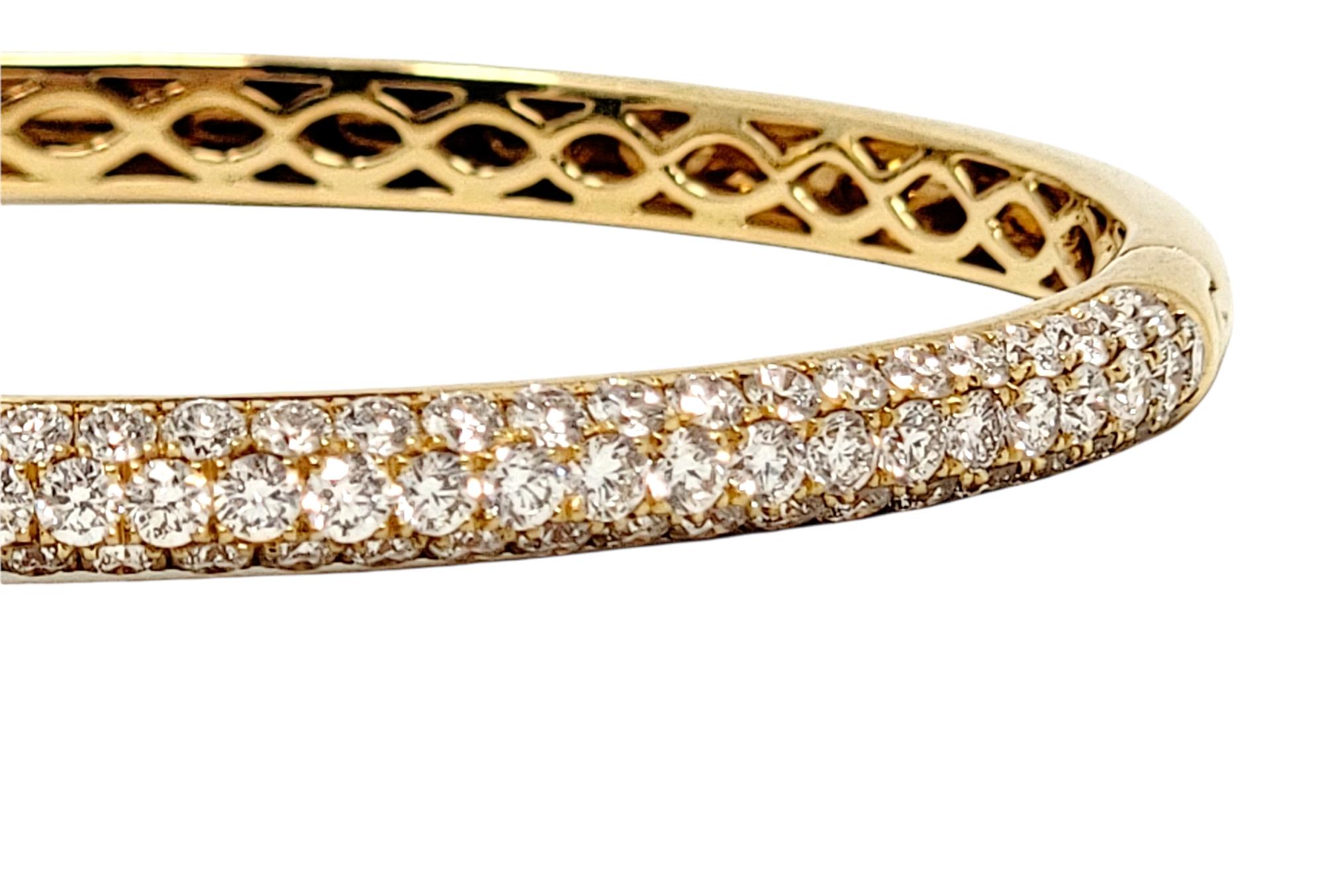 Contemporain Bracelet jonc fin à charnières à trois rangées de diamants pavés en or jaune 18 carats en vente