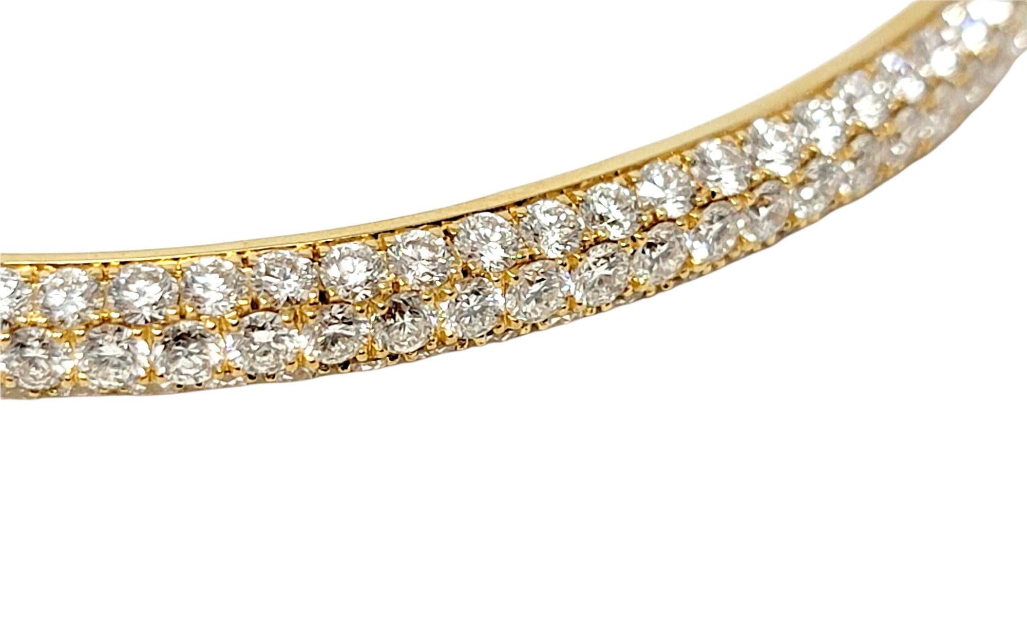 Taille ronde Bracelet jonc fin à charnières à trois rangées de diamants pavés en or jaune 18 carats en vente