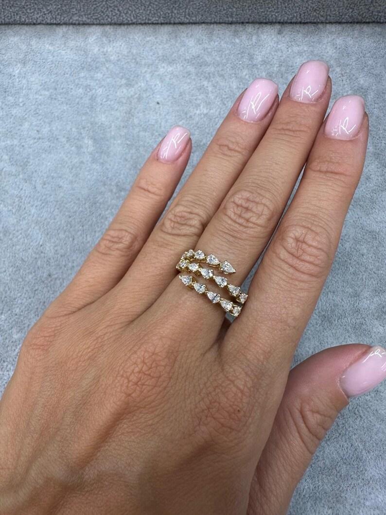 Contemporary Three Row Pear Shape Diamond Band Ring 1.36 Carats 18 Karat Yellow Gold F-G VS1 For Sale