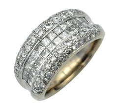 Dreireihiger Diamantring mit Prinzessin- und Rundschliff aus 18 Karat Weißgold