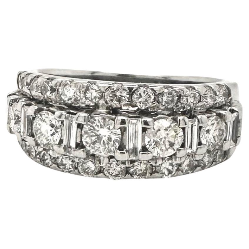 Bague à trois rangées de diamants ronds et baguettes en or blanc 14 carats