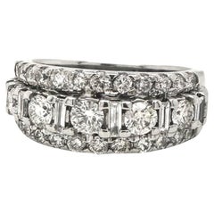 Bague à trois rangées de diamants ronds et baguettes en or blanc 14 carats