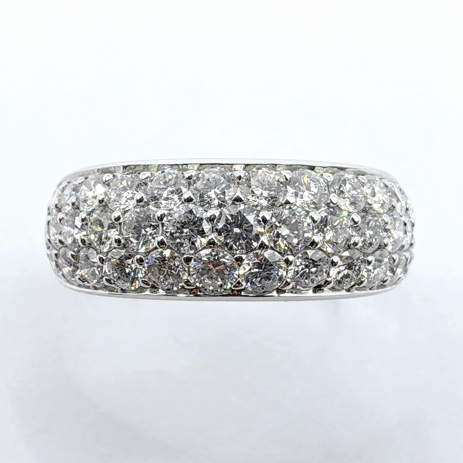 En vente :  Demi-bague en or blanc 18 carats avec pavé de diamants ronds et brillants sur trois rangs 2