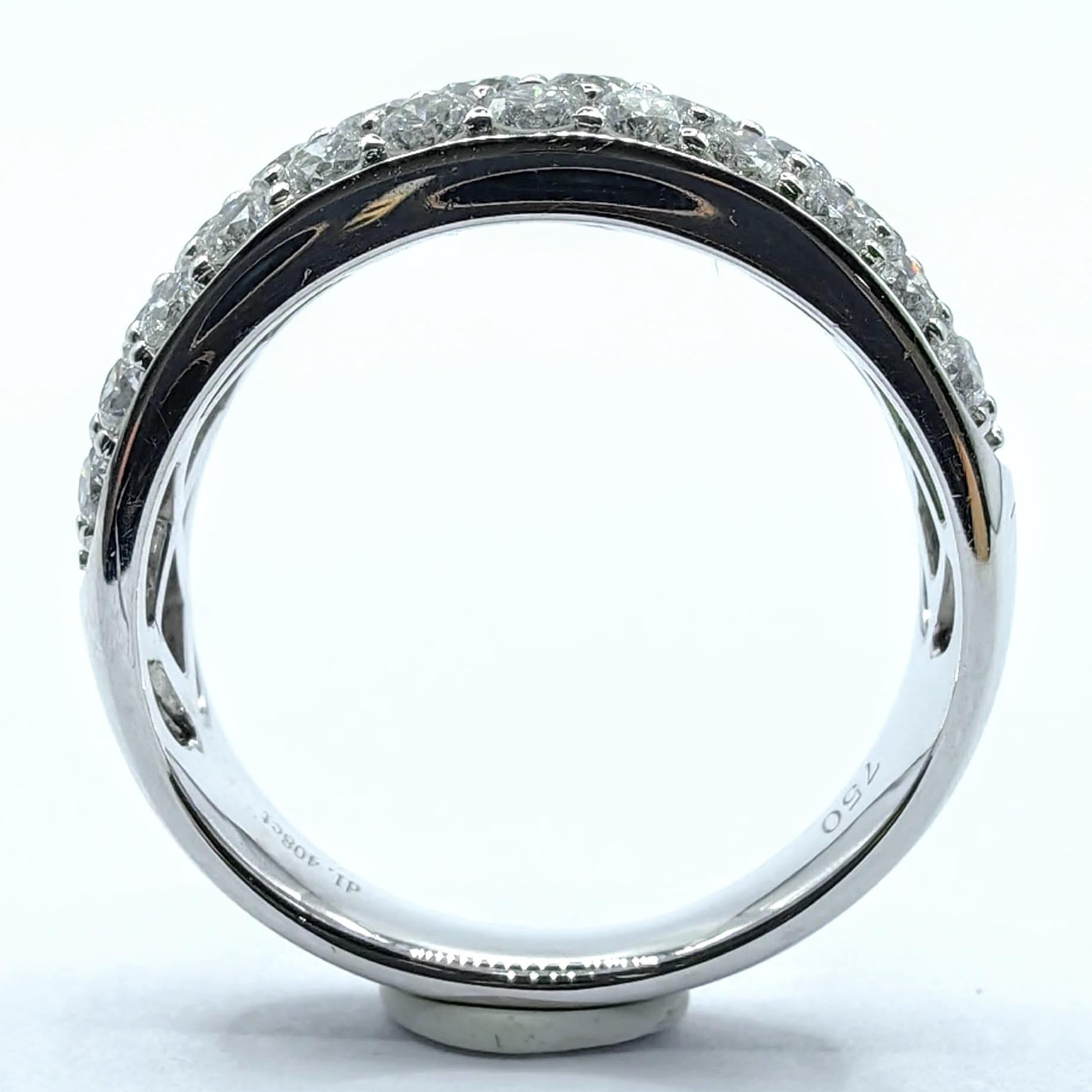 En vente :  Demi-bague en or blanc 18 carats avec pavé de diamants ronds et brillants sur trois rangs 3