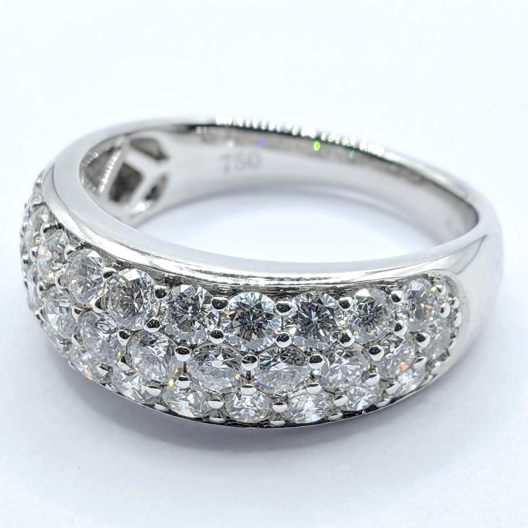 En vente :  Demi-bague en or blanc 18 carats avec pavé de diamants ronds et brillants sur trois rangs 4