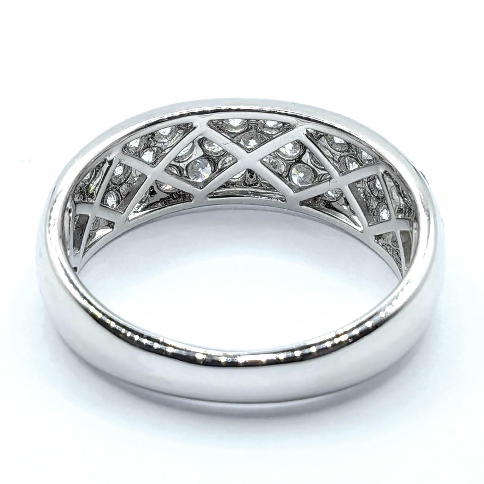 En vente :  Demi-bague en or blanc 18 carats avec pavé de diamants ronds et brillants sur trois rangs 5