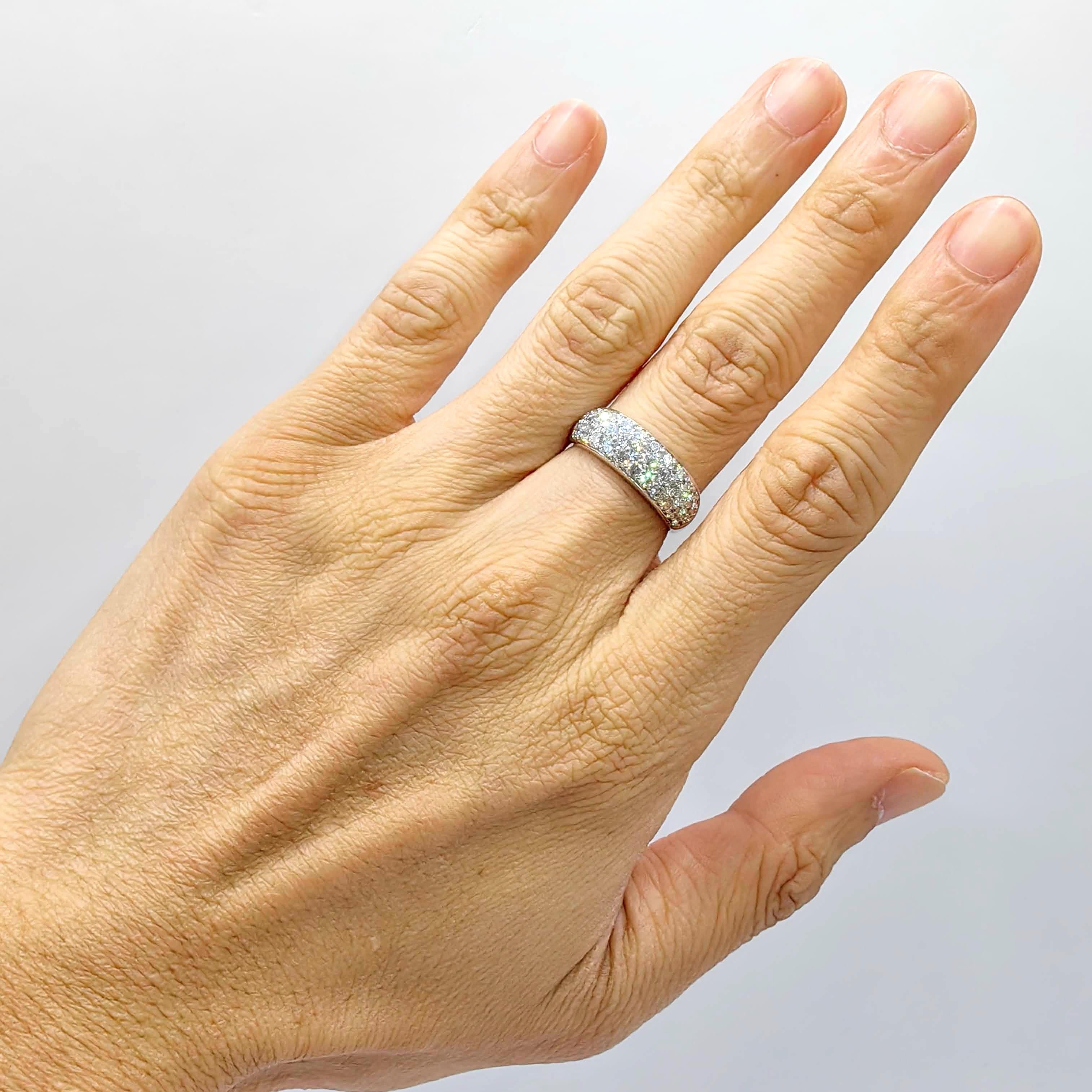 En vente :  Demi-bague en or blanc 18 carats avec pavé de diamants ronds et brillants sur trois rangs 8