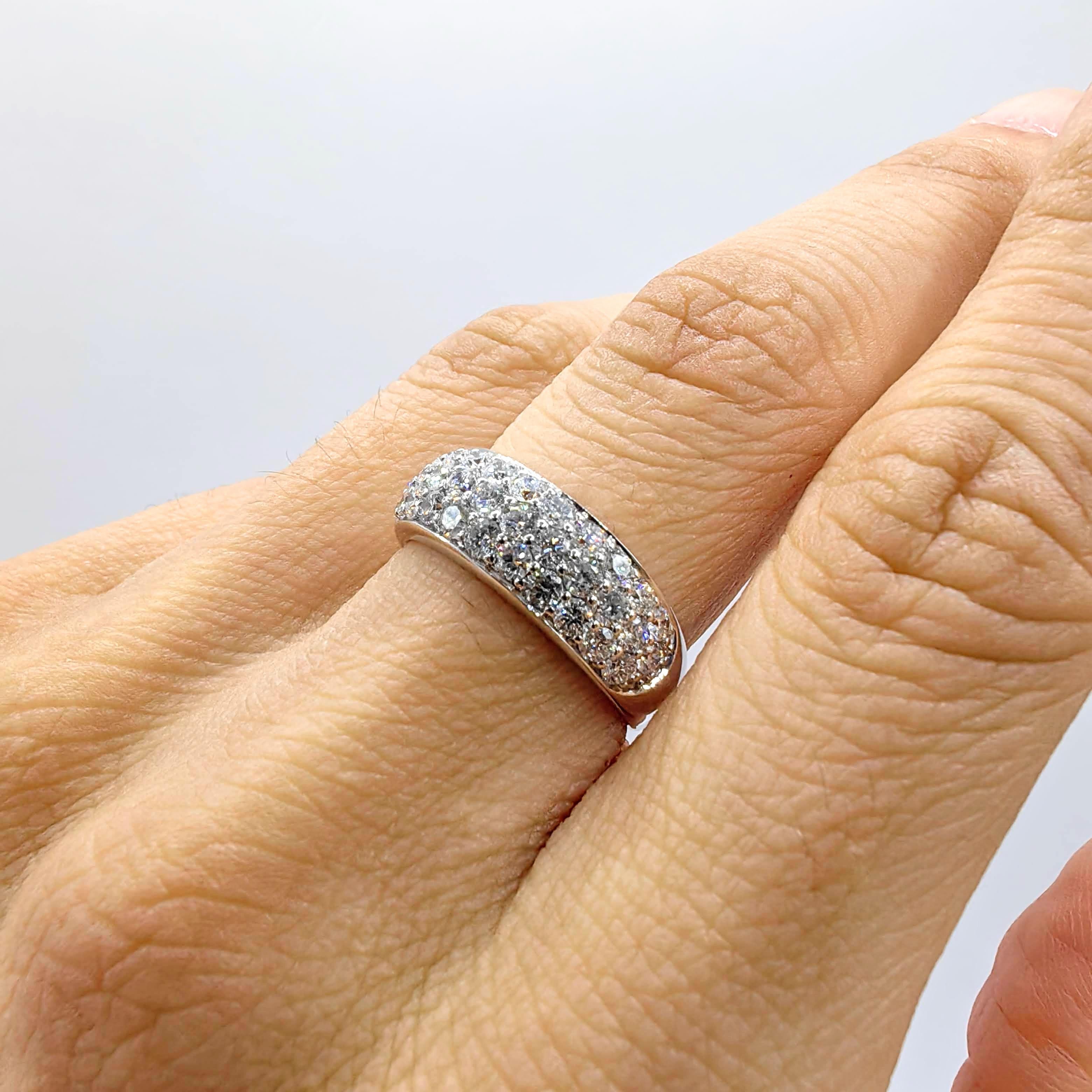 En vente :  Demi-bague en or blanc 18 carats avec pavé de diamants ronds et brillants sur trois rangs 9