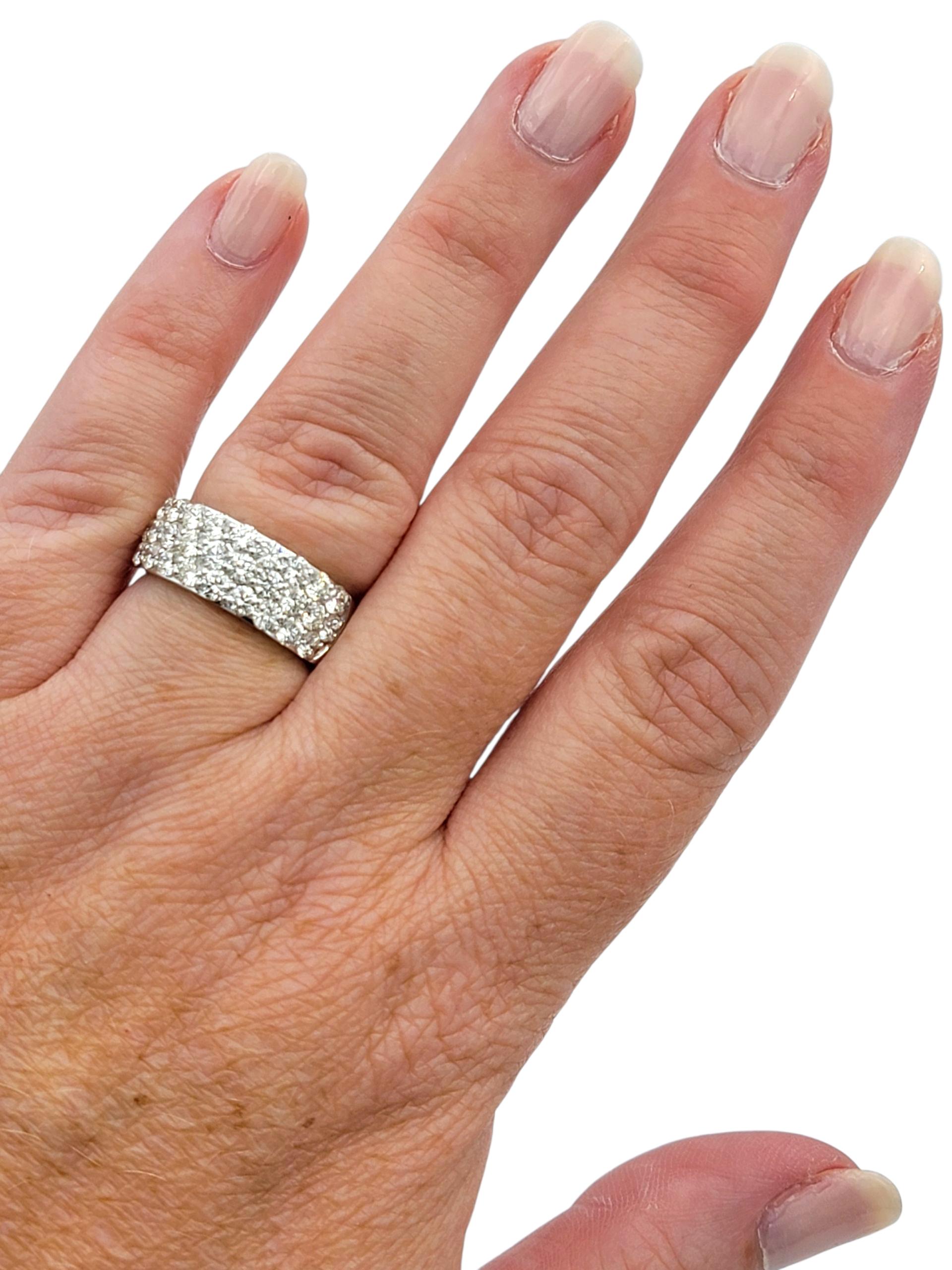 Dreireihiger runder Brillant-Diamantring aus poliertem 14 Karat Weißgold im Angebot 4