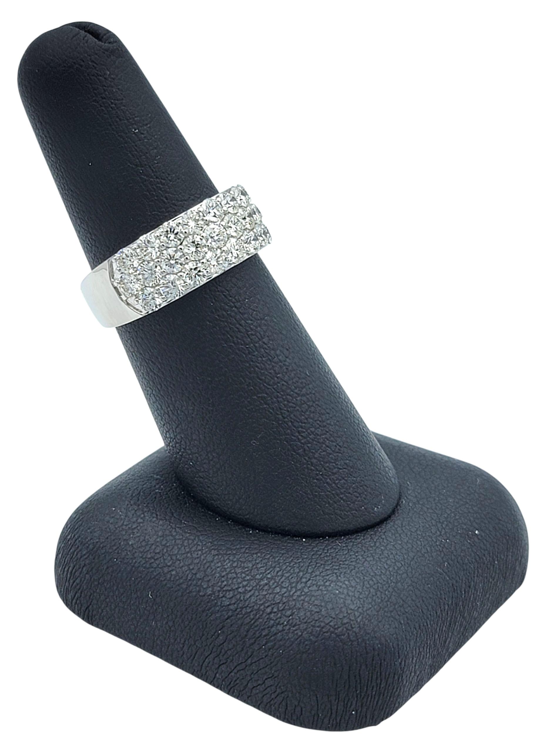 Dreireihiger runder Brillant-Diamantring aus poliertem 14 Karat Weißgold im Angebot 7