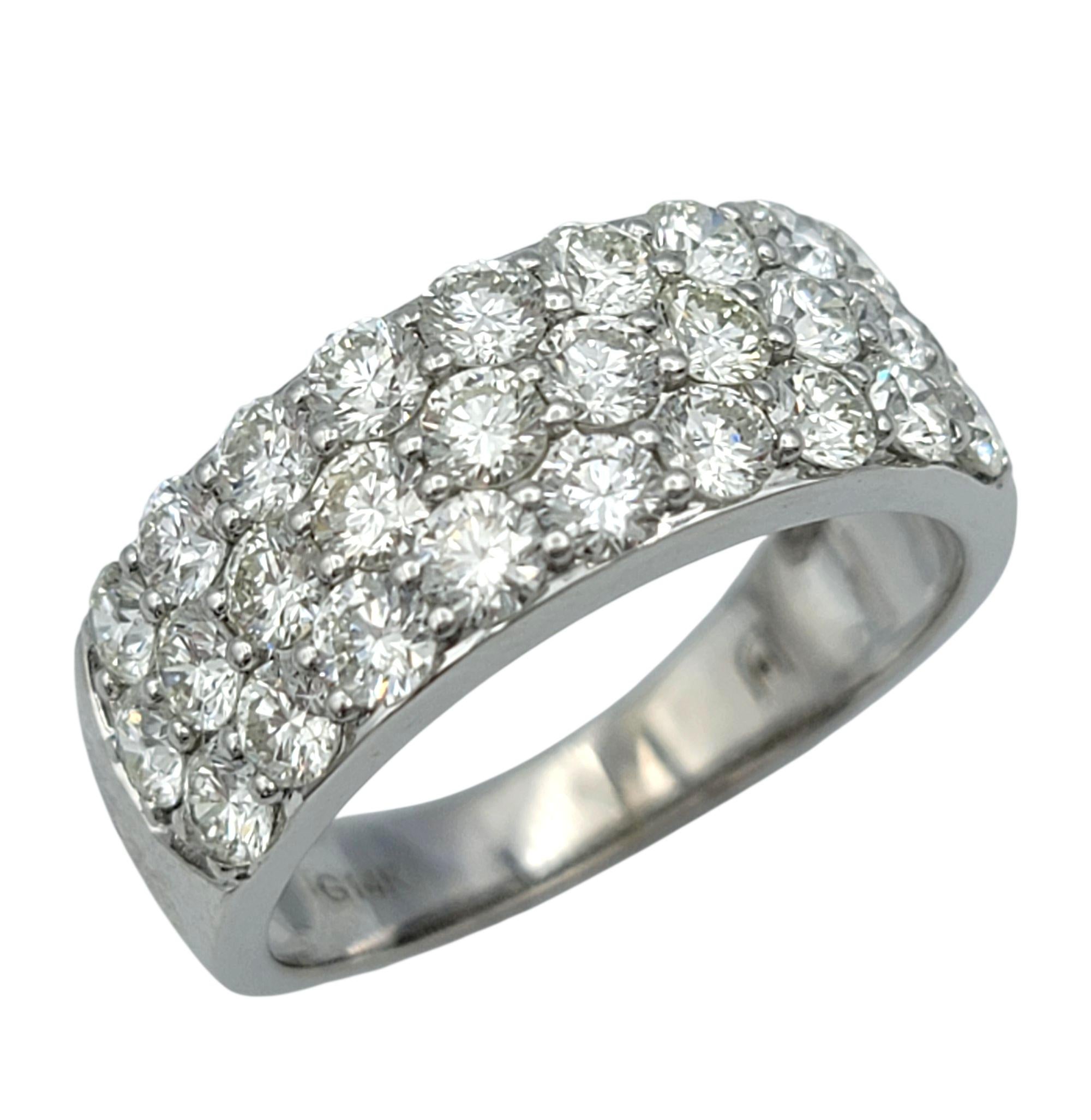 Dreireihiger runder Brillant-Diamantring aus poliertem 14 Karat Weißgold (Zeitgenössisch) im Angebot