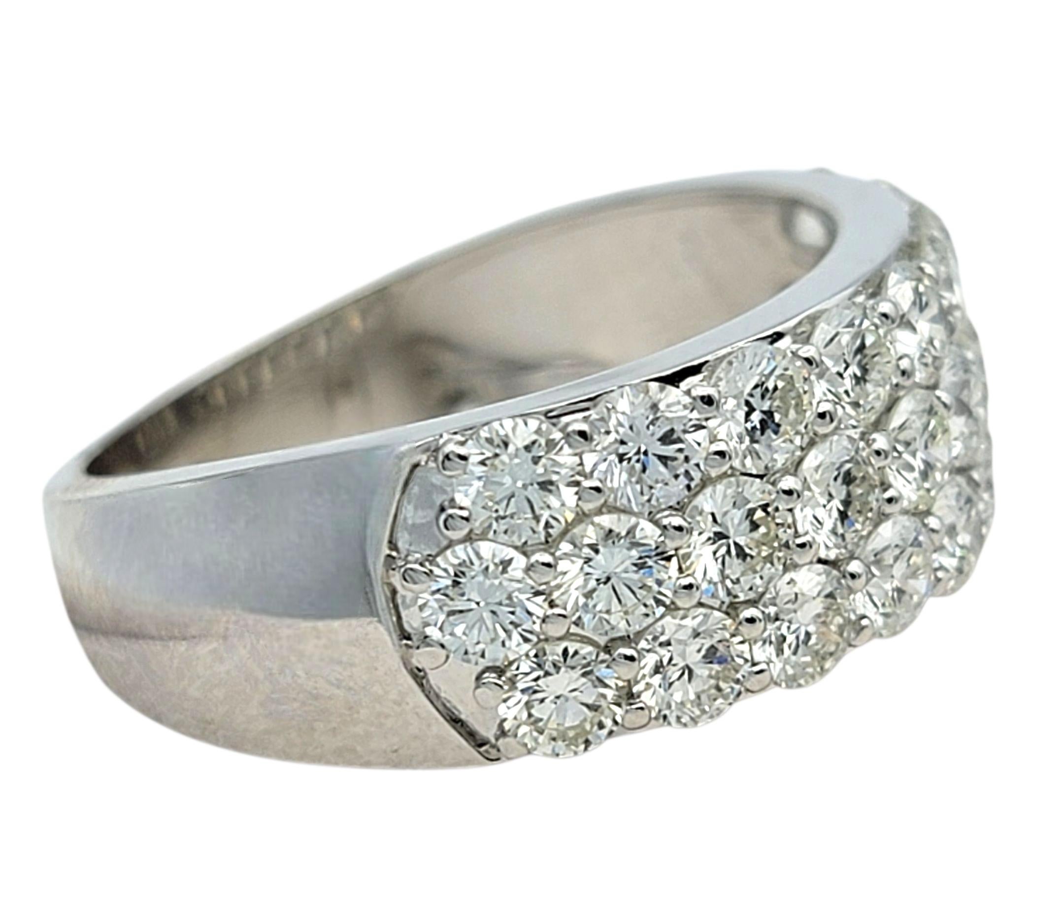 Dreireihiger runder Brillant-Diamantring aus poliertem 14 Karat Weißgold (Rundschliff) im Angebot
