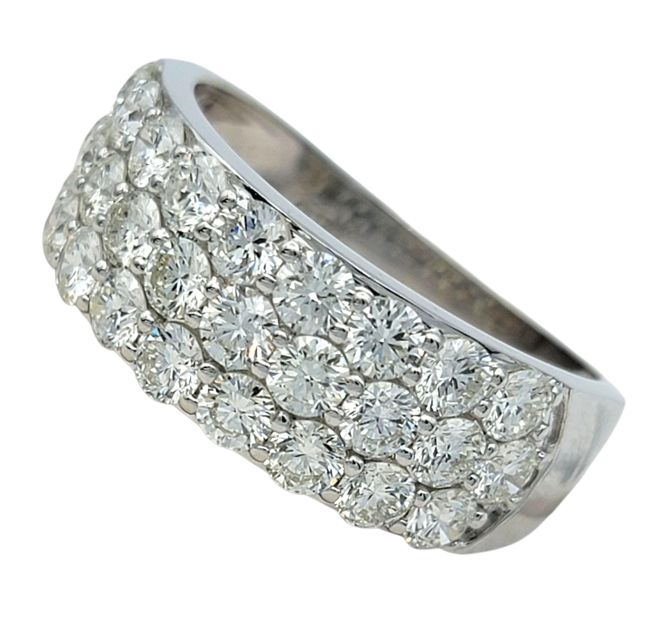 Dreireihiger runder Brillant-Diamantring aus poliertem 14 Karat Weißgold im Zustand „Gut“ im Angebot in Scottsdale, AZ