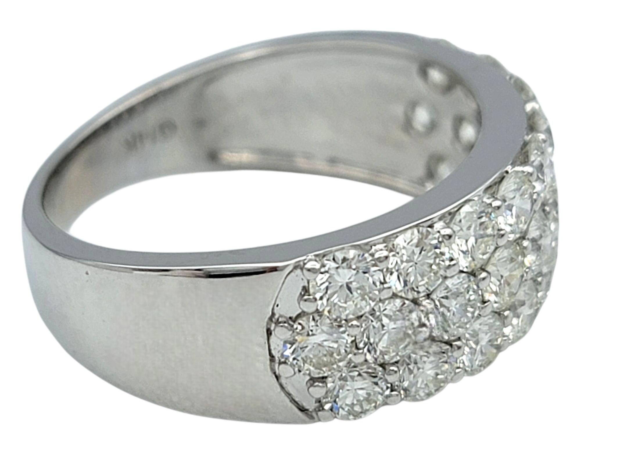 Dreireihiger runder Brillant-Diamantring aus poliertem 14 Karat Weißgold im Angebot 1