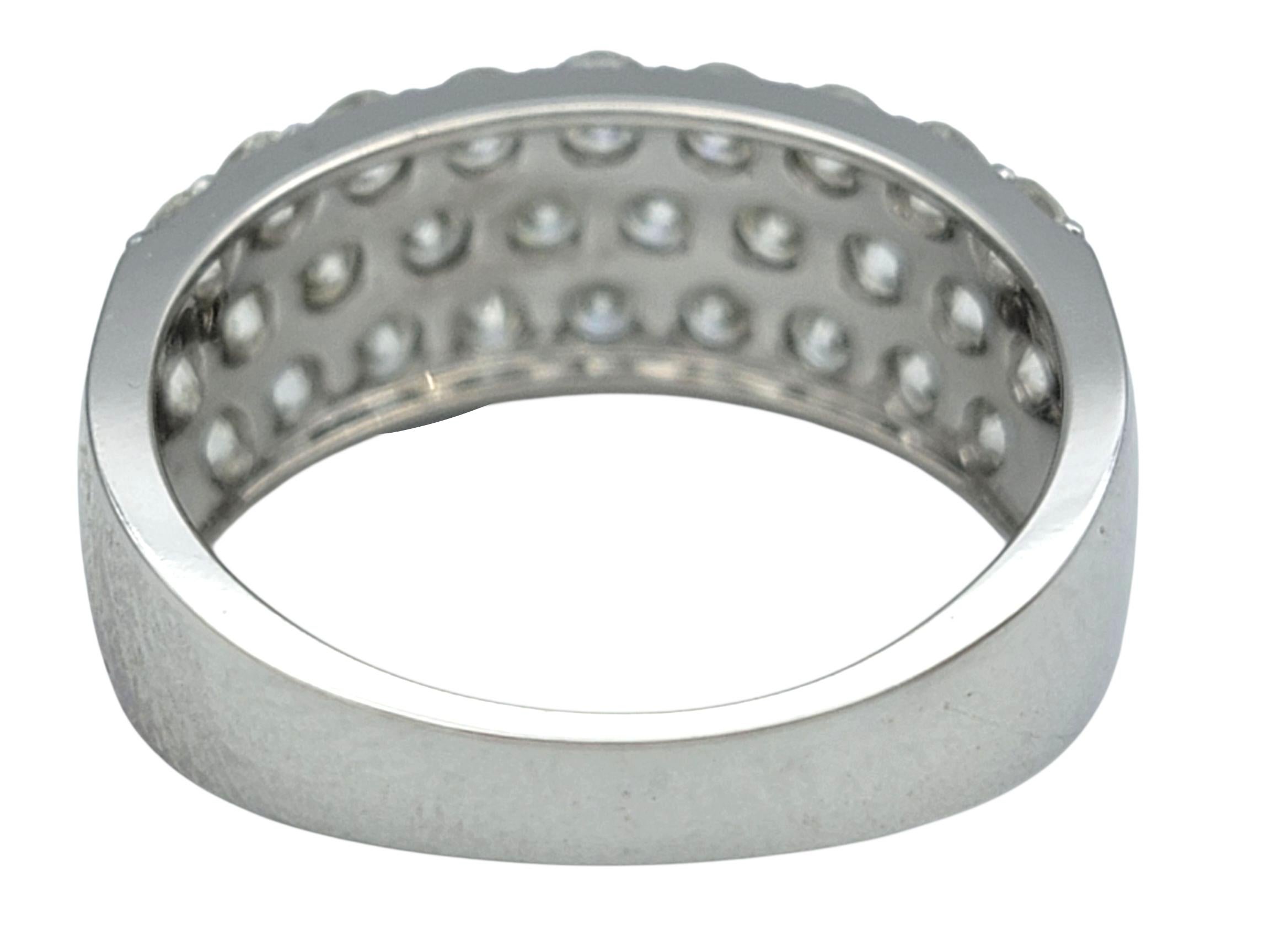 Dreireihiger runder Brillant-Diamantring aus poliertem 14 Karat Weißgold im Angebot 2