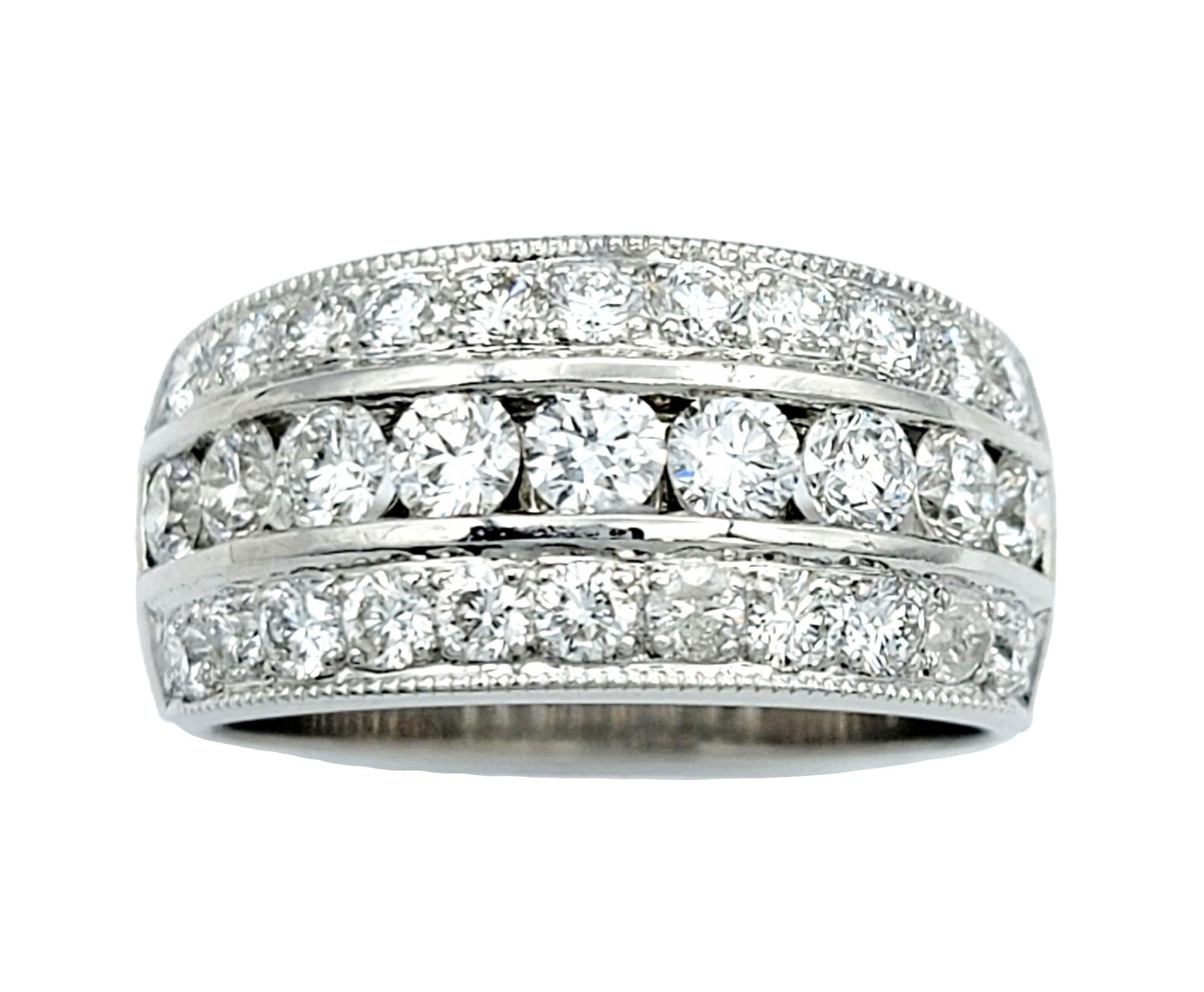 Dreireihiger runder Brillant-Diamant-Halb-Eternity-Ring mit Maserung 14 Karat Gold (Zeitgenössisch) im Angebot