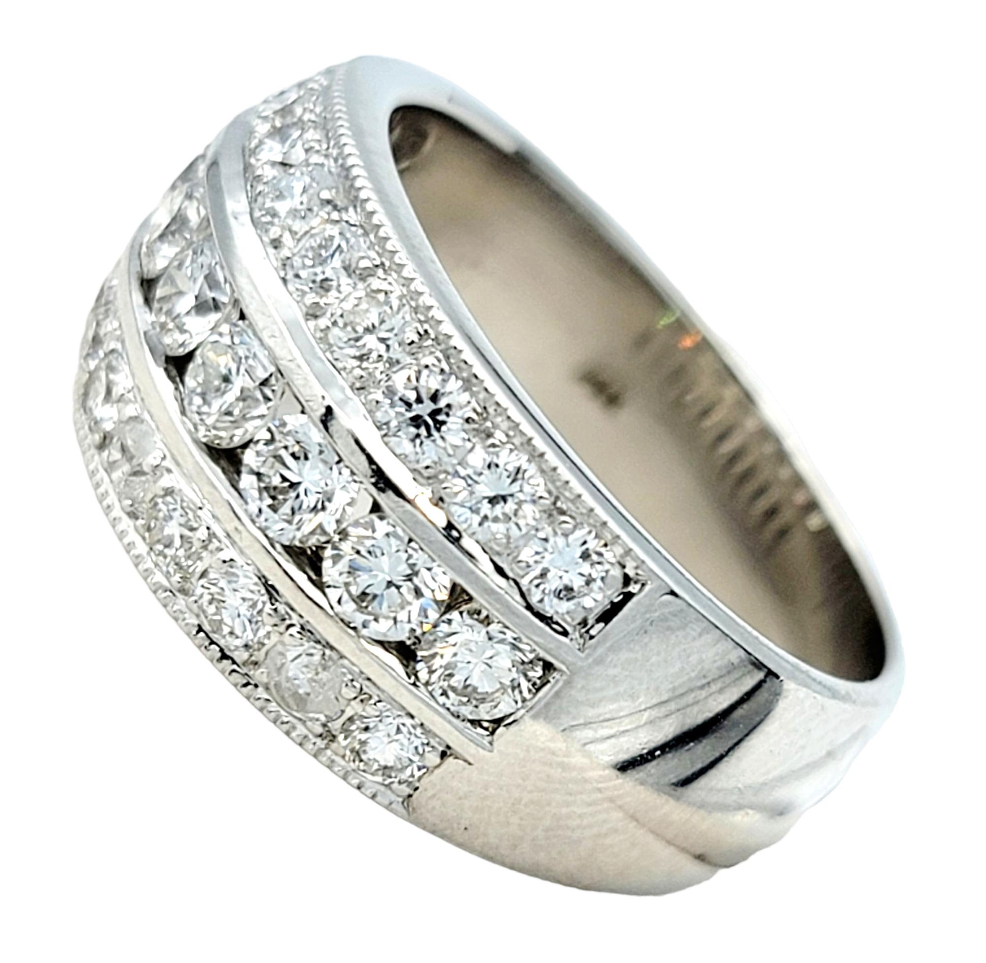 Dreireihiger runder Brillant-Diamant-Halb-Eternity-Ring mit Maserung 14 Karat Gold (Rundschliff) im Angebot