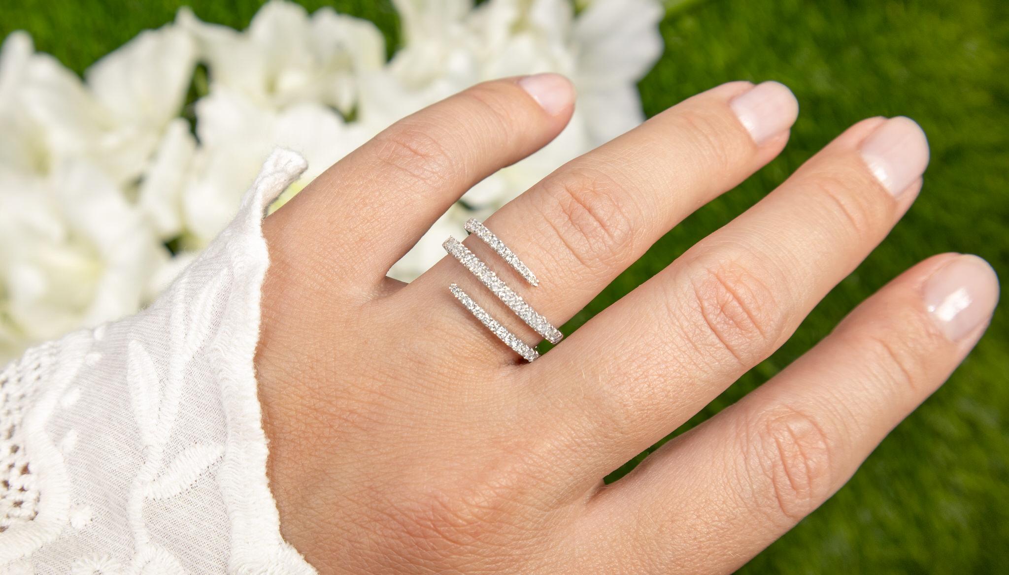 Es kommt mit dem Gemmologischen Gutachten von GIA GG/AJP
Alle Edelsteine sind natürlich
Diamanten = 0,65 Karat
Schnitt: Rund
Metall: 14K Weißgold
Ringgröße: 7* US
*Die Größe kann kostenlos geändert werden.