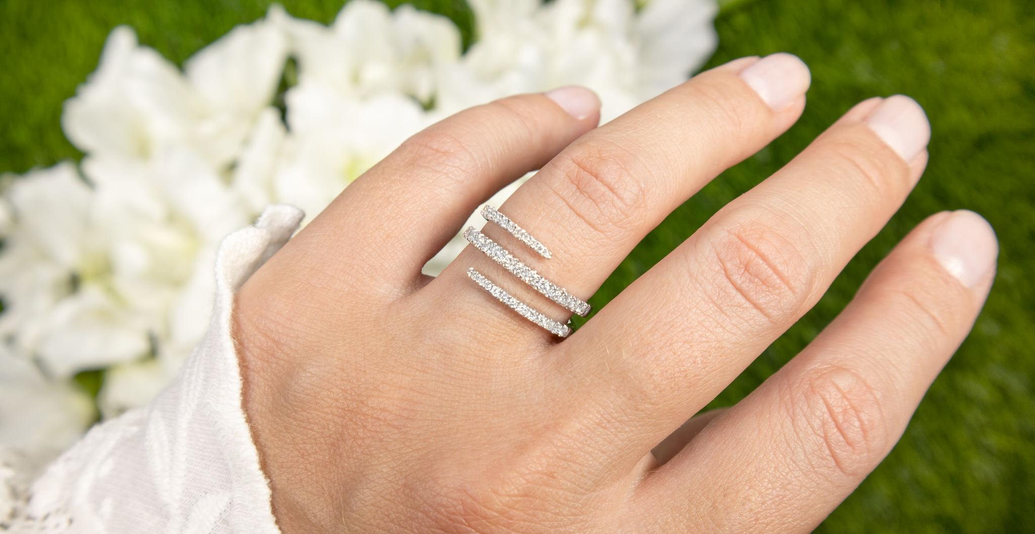 Dreireihiger runder Diamant-Cocktailring (Rundschliff) im Angebot