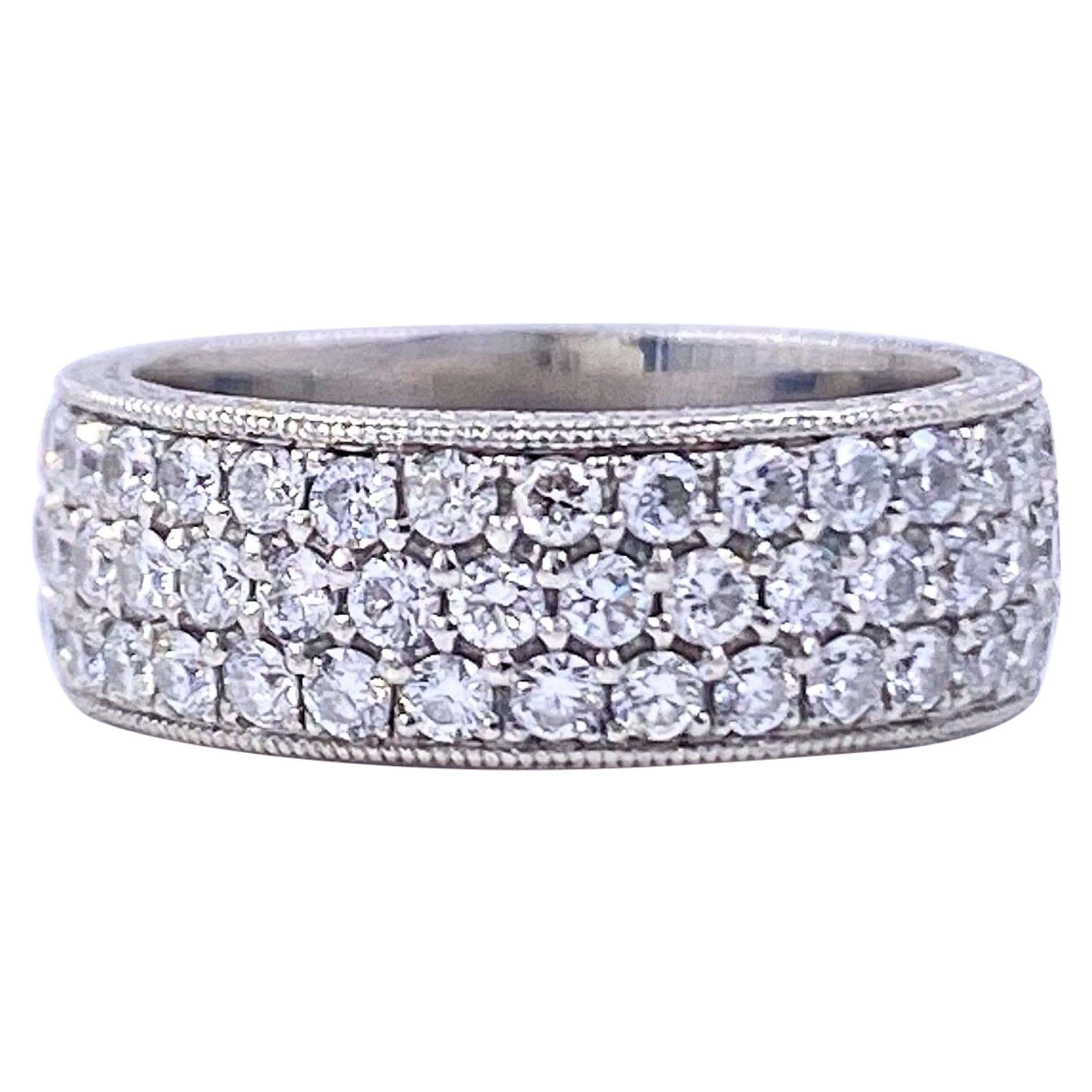 Dreireihiger runder Diamant-Eternity-Ring aus Platin 2,04 Karat