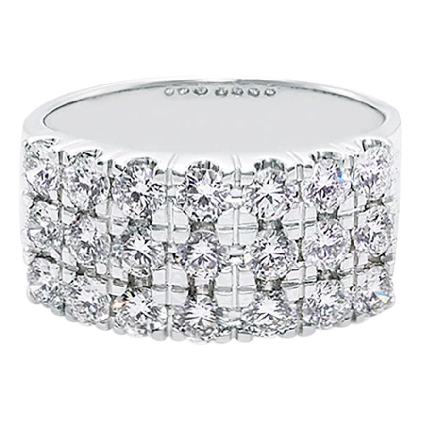 En venta: Alianza de boda de tres filas de diamantes redondos en oro blanco de 18 quilates
