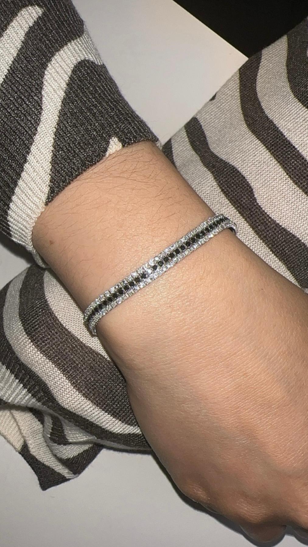Taglio rotondo Bracciali tennis a tre file con diamanti bianchi e neri in vendita