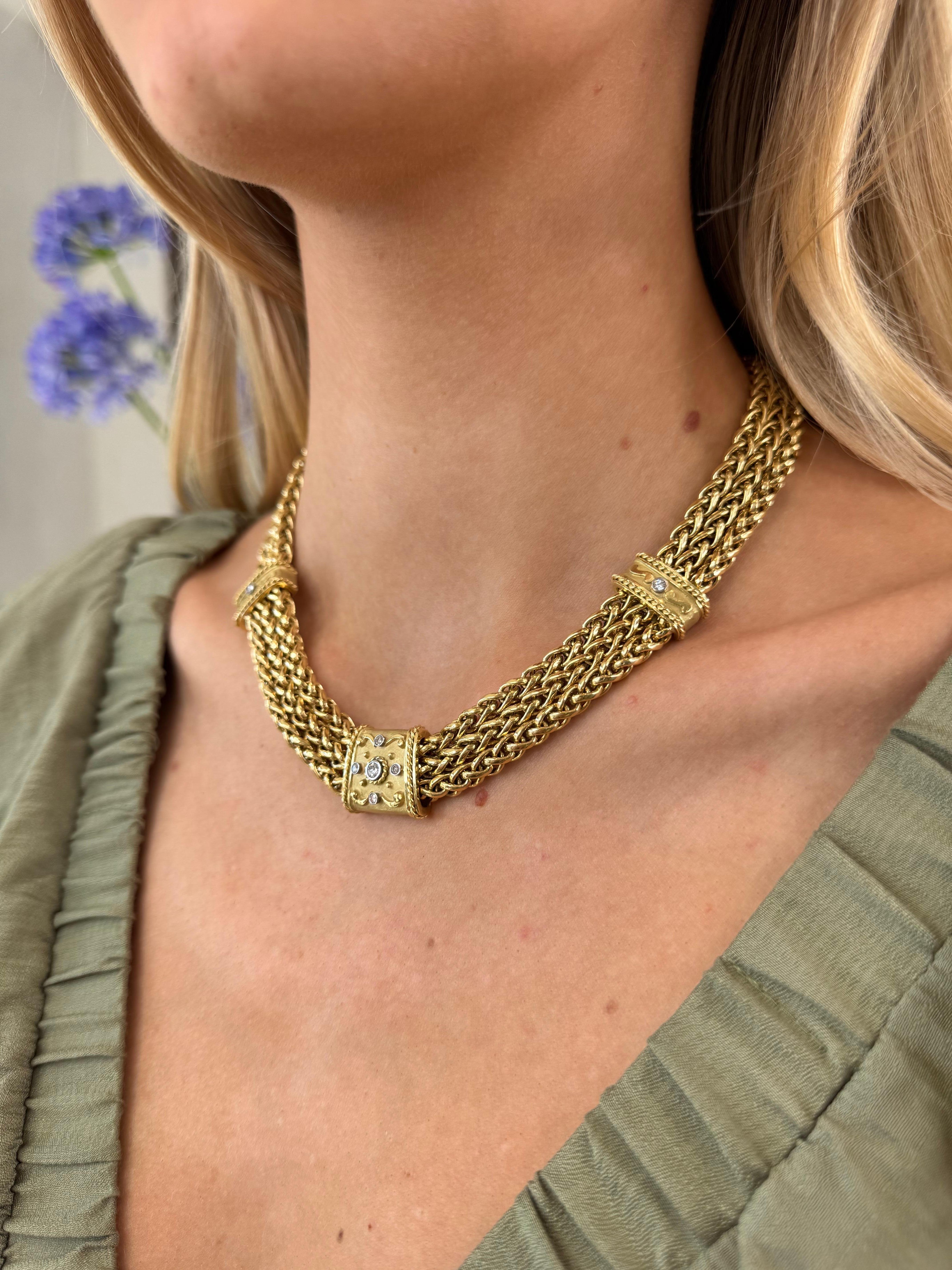Collana a catena a tre file di grano con diamanti in oro giallo 18 carati. La collana presenta otto diamanti tondi brillanti incastonati. La catena è lunga circa 16