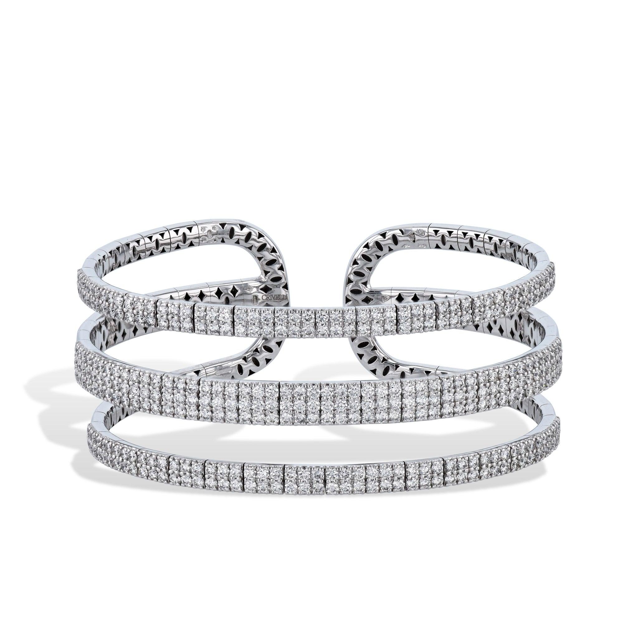 Questo splendido bracciale a tre file in oro bianco con pavé di diamanti presenta 5,88ct TW F-SI in una montatura in oro bianco 18 carati per un look lussuoso.
Bracciale a tre file di diamanti in oro bianco.
Pave di diamanti.

5,88ct TW F-SI di