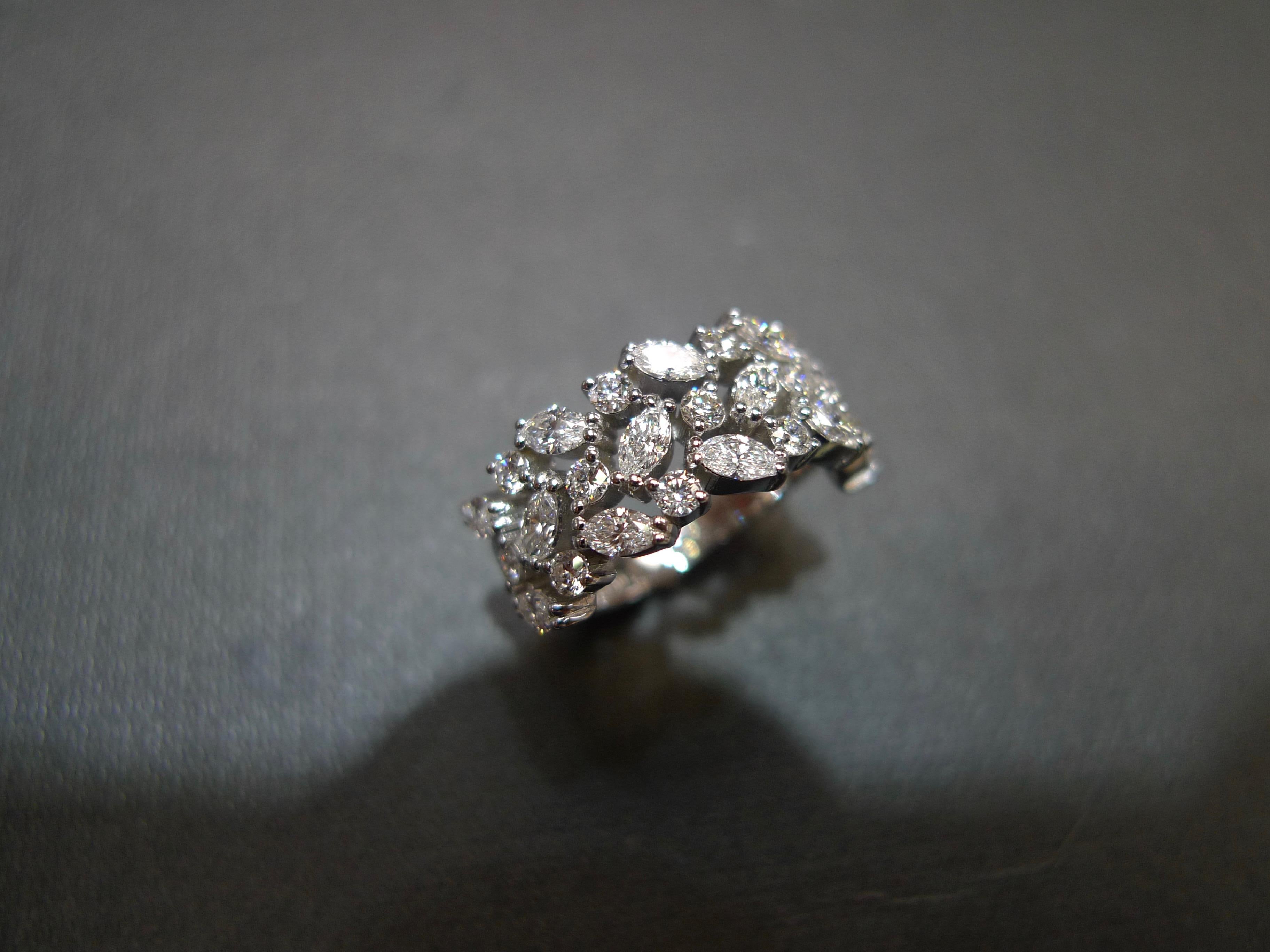 En vente :  Alliance unique à trois rangées de diamants taille marquise en or blanc 18 carats 8