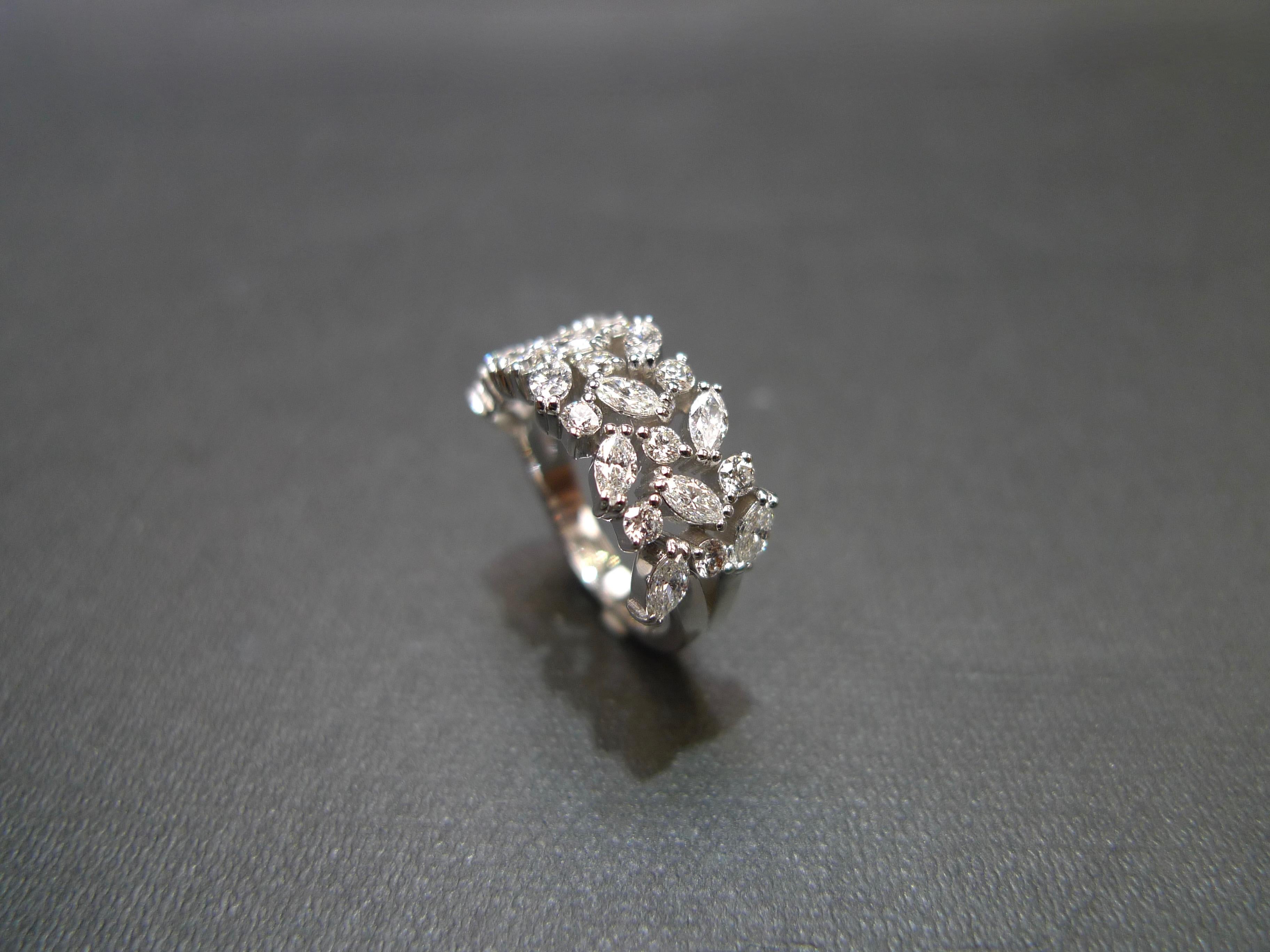 En vente :  Alliance unique à trois rangées de diamants taille marquise en or blanc 18 carats 9