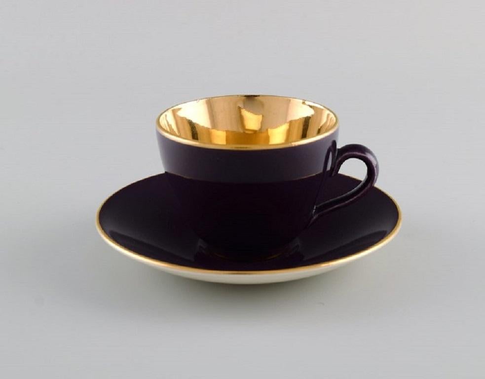 Three Royal Copenhagen / Aluminia Confetti mocha cups with saucers in purple glazed faience with interior gold. Mid-20th century.
The cup measures: 6.8 x 5 cm.
Saucer diameter: 12 cm.
In excellent condition.
Stamped.
1st factory quality.