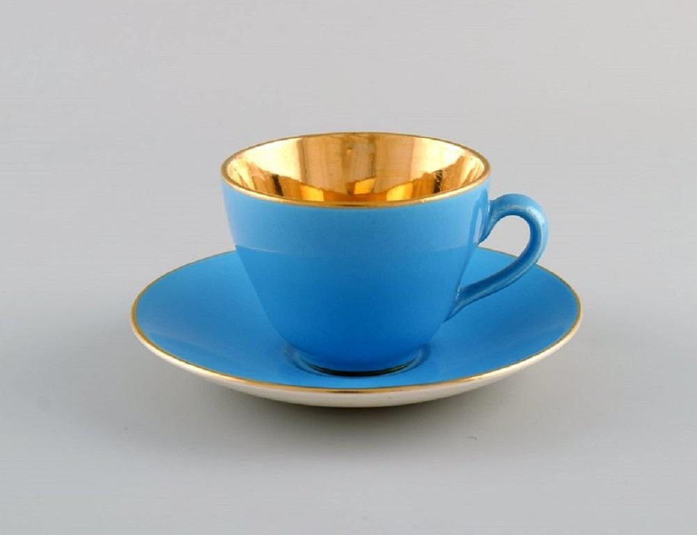 Three Royal Copenhagen / Aluminia Confetti mocha cups with saucers in blue glazed faience with interior gold. Mid-20th century.
The cup measures: 6.8 x 5 cm.
Saucer diameter: 12 cm.
In excellent condition.
Stamped.
1st factory quality.