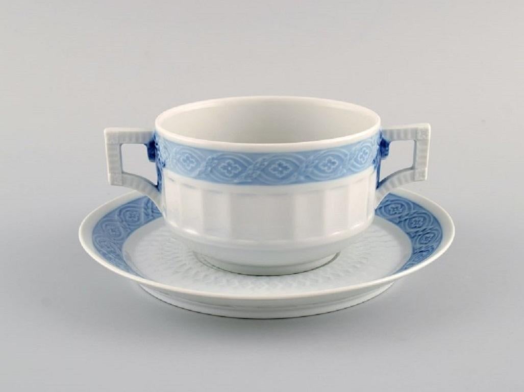 Drei blaue Royal Copenhagen Fächer-Bouillon-Tassen mit Untertassen. 
Entworfen von Arnold Krog im Jahr 1909.
Die Tasse misst: 10 x 6,5 cm.
Durchmesser der Untertasse: 17.3 cm.
In ausgezeichnetem Zustand.
Gestempelt.
1. Werksqualität.