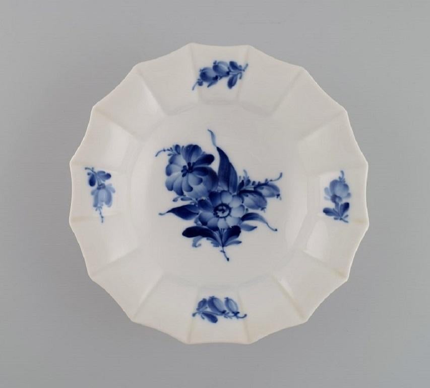 Three Royal Copenhagen blue flower angular bowls.
Largest measures: 21 x 5 cm.
In excellent condition.
2nd factory quality.